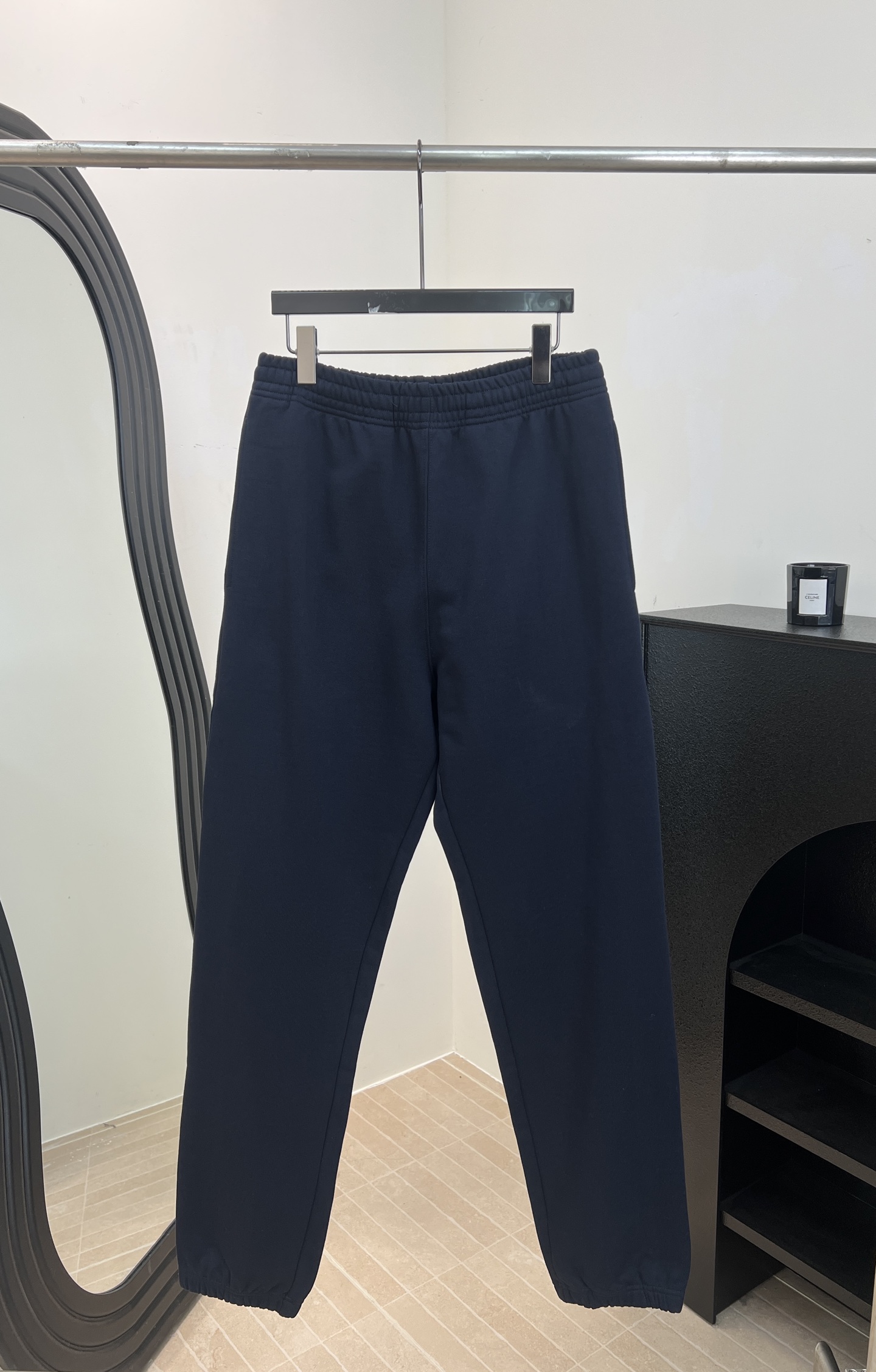 NO:708393,Burberry spring and summer new style casual sports trousers with ankles, elastic waistband, red drawstring inside, back patch pocket details, embellished with new season Equestrian Knight logo (EKD) embroidery, elastic band legs, size S M L XL,,burberry,19860909Burberry 春夏新款 束脚休闲运动长裤、弹力带松紧腰围、内里红色抽绳、后贴布口袋细节、点缀新季马术骑士徽标（EKD）刺绣、松紧带裤脚 码数S M L XL,,burberry,,Women's clothing