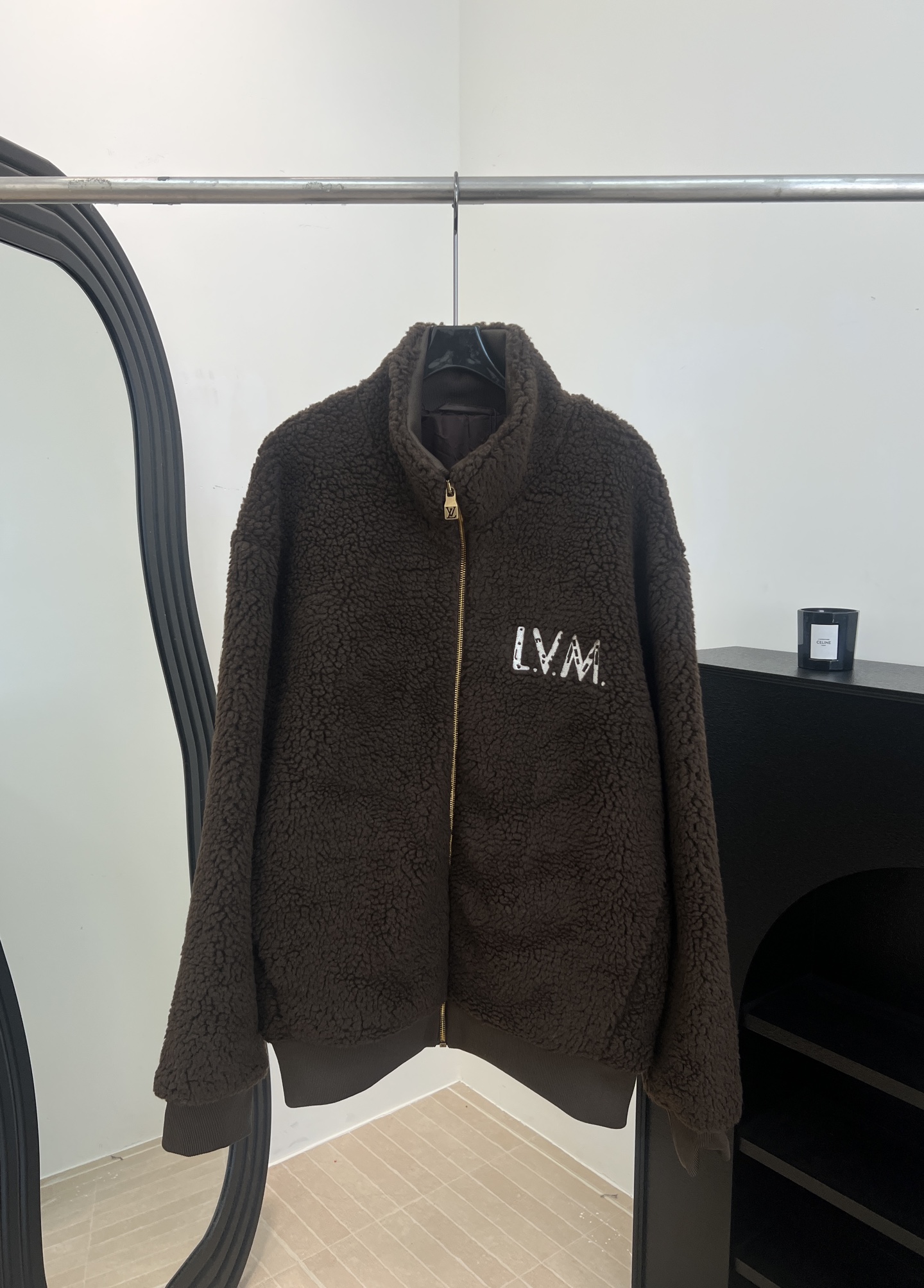 NO:708390,LouisVuitto* Louis' new spring and summer style, stand-up collar, long-sleeved plush jacket, seasonal limited logo to enhance the classic texture, contrasting L.V.M. letter print on the left chest, and modern monogram pattern on the back, adding highlights to the design, ribbed collar, hem and cuffs, zipper fly, side pockets, loose fit, same size for men and women, size S M L XL,, louis vuitton, louis vuitton, jackets &  coats,19860909LouisVuitto* 路易 春夏新款、立领长袖毛绒外套、季节限定标识提升经典质感、左胸饰有撞色 L.V.M.字母印花、后背则缀以现代感的 满字母图案、为设计增添亮点、罗纹衣领、下摆及袖口、拉链开合门襟 侧边口袋、宽松版型、男女同款 码数S M L XL,,louis vuitton,louis vuitton,jackets & coats,,Women's clothing