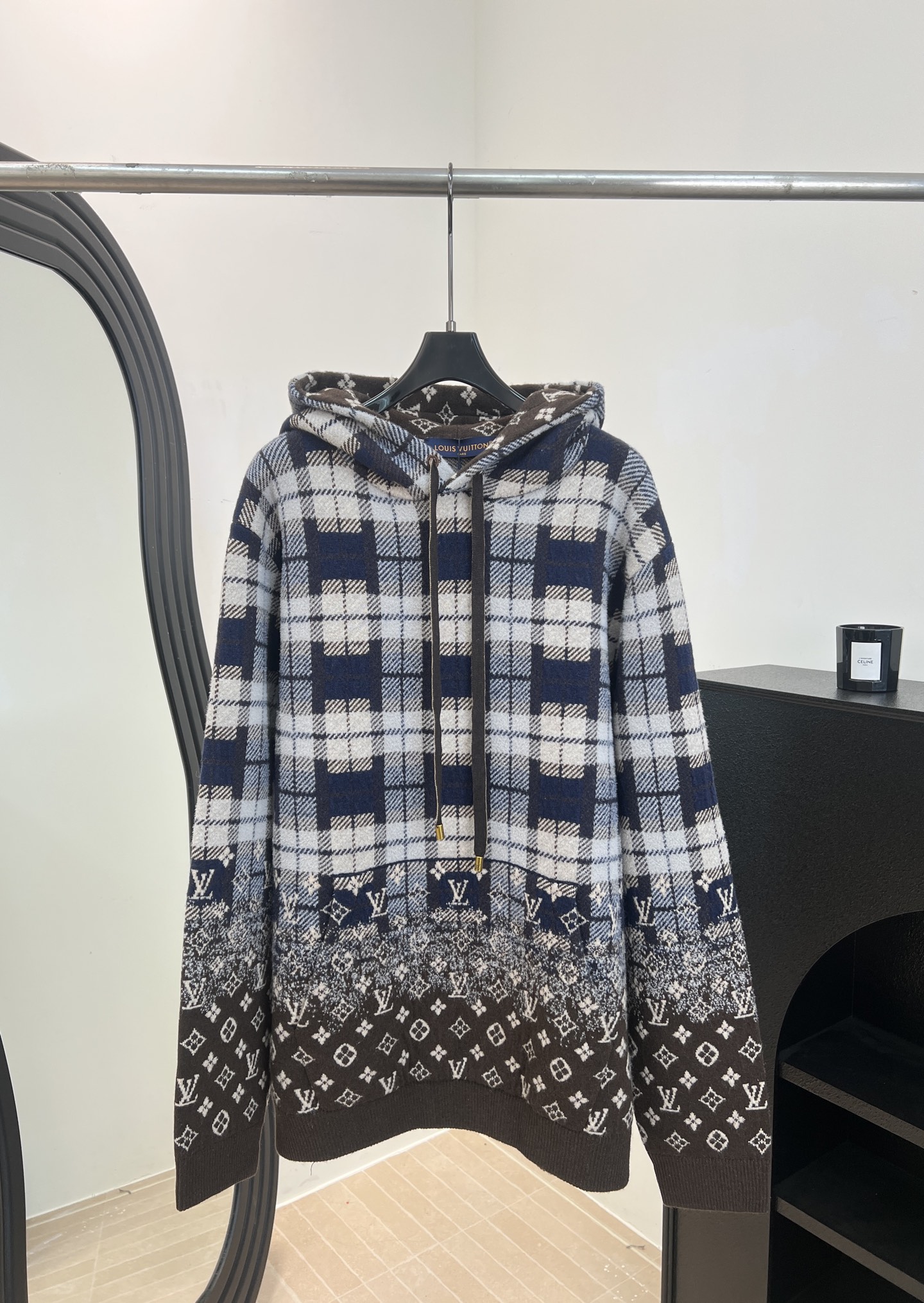 NO:708389,LouisVuitto* Louis spring and summer new plaid Monogram hooded knitted sweatshirt, wool blended material, blue and white plaid + classic Monogram gradient, hood + drawstring design, casual fit, same style for men and women. Size S M L XL,,louis vuitton,louis vuitton,hoodie,sweatshirts,hats,19860909LouisVuitto* 路易 春夏新款 格纹Monogram连帽针织卫衣、羊毛混纺材质、蓝白格纹+经典Monogram渐变、连帽+抽绳设计、休闲版型、男女同款 码数S M L XL,,louis vuitton,louis vuitton,hoodie,sweatshirts,hats,,Women's clothing