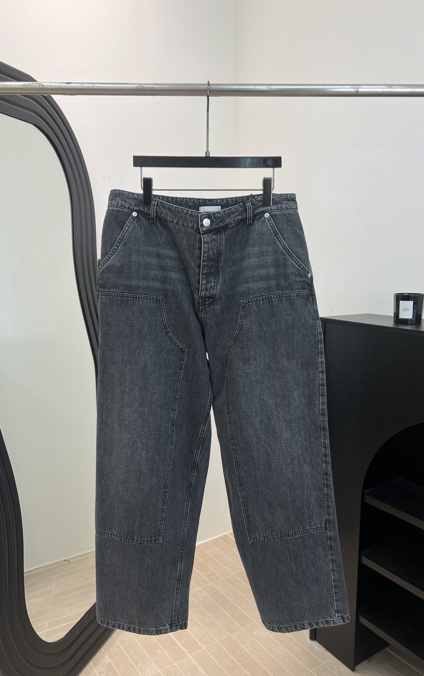NO:737912,Men's Dior early spring new work wide-leg jeans, trousers splicing + whiskering details, 1947 embroidered letters on the side, loose straight fit, size S M L XL,, dior, jeans,19860909男款Dior 早春新款 工装阔腿牛仔裤、裤身拼接+猫须压皱细节、侧边有1947刺绣字母、宽松直筒版型 码数S M L XL,,dior,jeans,,Women's clothing