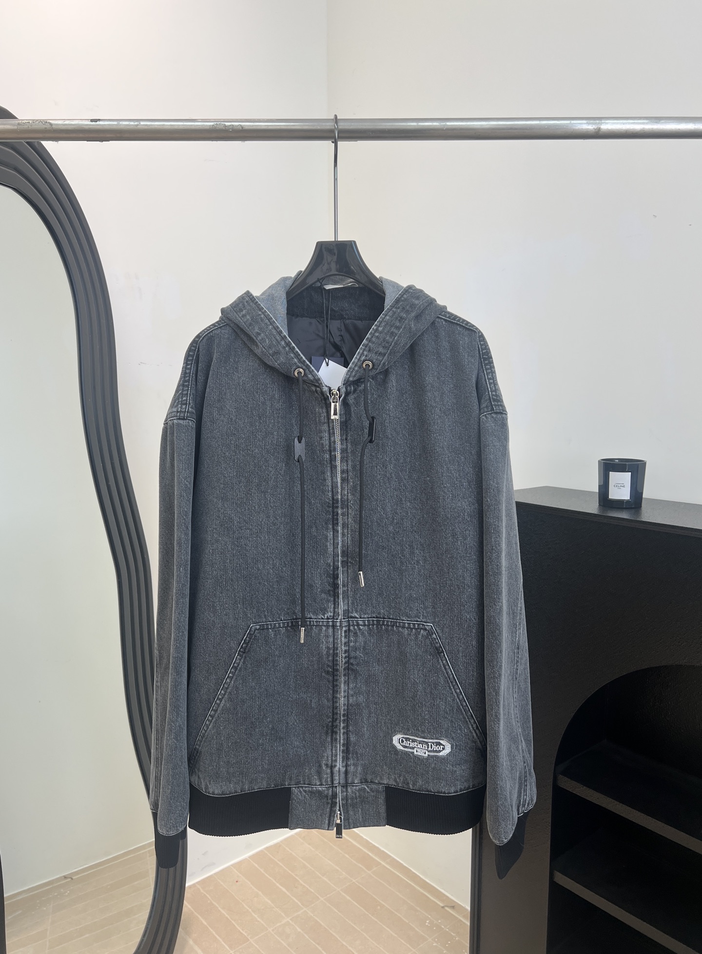 NO:737909,Dior's new early spring hooded washed denim jacket, retro charcoal black with super texture, high-quality cotton material, comfortable and durable, zipper closure + hood design, Dior logo embroidered letters on the chest, loose fit, size S M L XL,, dior, jackets & coats, hats,19860909Dior 早春新款 连帽水洗牛仔外套、复古炭黑色超有质感、高品质棉料舒适又耐穿、拉链开合+连帽设计、胸前Dior标志刺绣字母、宽松版型 码数S M L XL,,dior,jackets & coats,hats,,Women's clothing