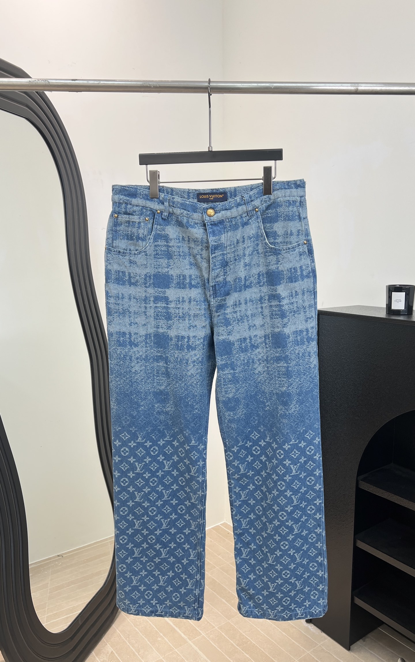 NO:738333,Men's LouisVuitto* Louis early spring new style straight washed denim trousers, clever fusion of Scottish plaid and Monogram, jacquard craftsmanship showing a unique bleached effect, Marque L.Vuitton Déposée leather patch on the back, jeans-style dome metal buttons, straight cut, casual style, code size S M L XL,,louis vuitton,louis vuitton,jeans,19860909男款LouisVuitto* 路易 早春新款 直筒洗水牛仔长裤、苏格兰格纹与 Monogram 巧妙融合、提花工艺呈现出别致漂白效果、背面的 Marque L.Vuitton Déposée 皮革贴饰、牛仔裤风格圆顶金属纽扣、直筒版型剪裁、休闲款式 码数S M L XL,,louis vuitton,louis vuitton,jeans,,Women's clothing