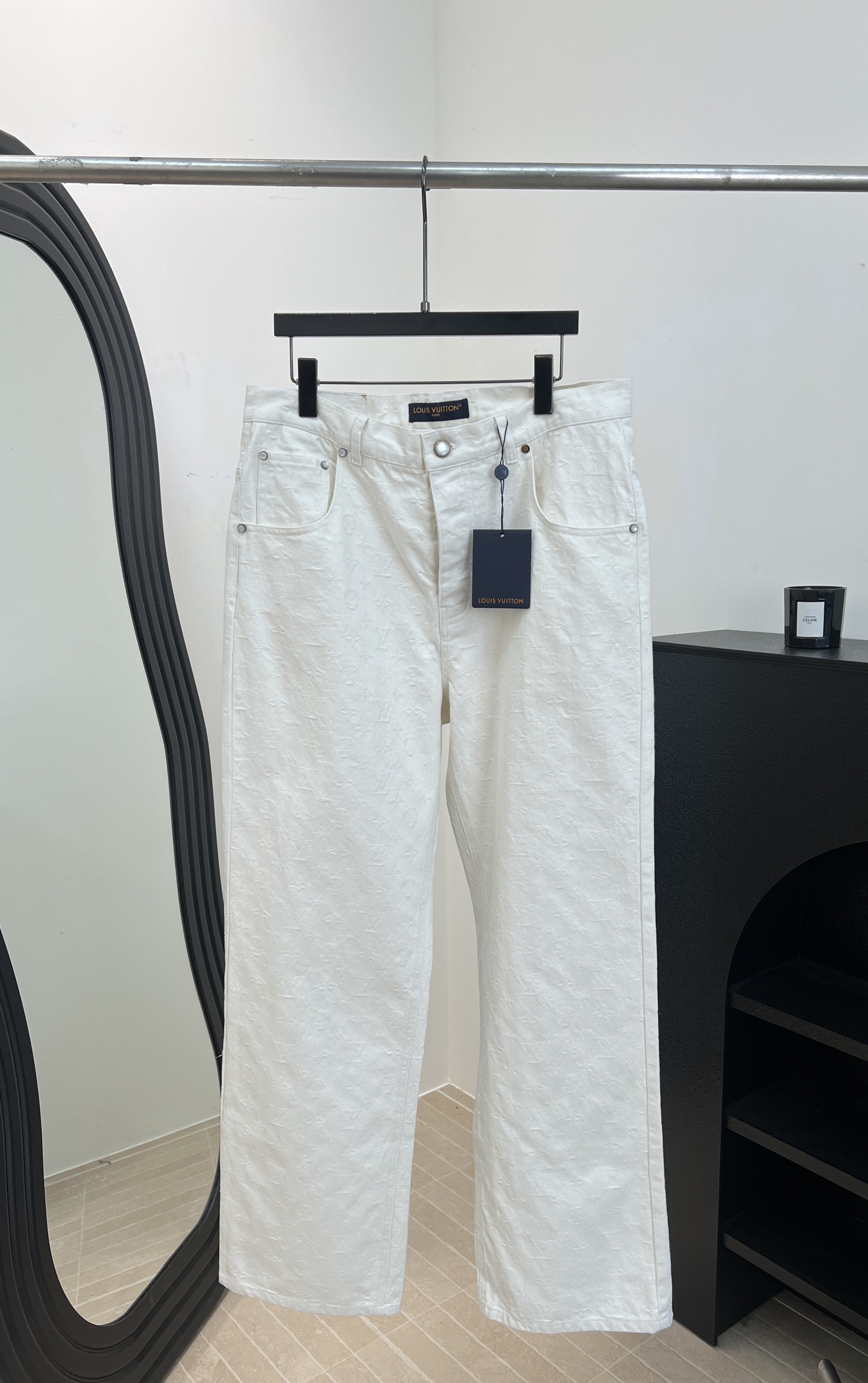 NO:738330,Men's LouisVuitto* Louis spring and summer new style white jacquard denim trousers, classic Monogram element embellishment, white pearlescent buckle with metal base pocket bead embellishment, matching checkerboard flocking label leather, washed denim fabric to create a straight version with sharp corner pockets for the season, casual style. Don't pick the size SM L XL,, louis vuitton, louis vuitton,19860909男款LouisVuitto* 路易 春夏新款 白色提花牛仔长裤、经典Monogram元素点缀、白色珠光扣搭配金属底座袋口小珠点缀、搭配棋盘植绒标签皮、水洗单宁面料营造直筒版型当季尖角口袋、休闲款式 不挑人穿 码数ＳM L XL,,louis vuitton,louis vuitton,,Women's clothing