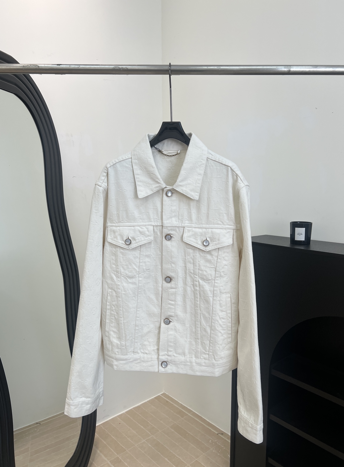 NO:738327,Men's LouisVuitto* Louis spring and summer new style white jacquard denim long-sleeved jacket, classic Monogram element jacquard pattern, white pearlescent buckle with metal base, front chest flap pocket classic tailoring, casual style, no matter who wears it, size SM L XL,,louis vuitton,louis vuitton,jackets & coats,19860909男款LouisVuitto* 路易 春夏新款 白色提花牛仔长袖外套、经典Monogram元素提花图案、白色珠光扣搭配金属底座、前胸翻盖口袋经典版型剪裁、休闲款式 不挑人穿 码数ＳM L XL,,louis vuitton,louis vuitton,jackets & coats,,Women's clothing