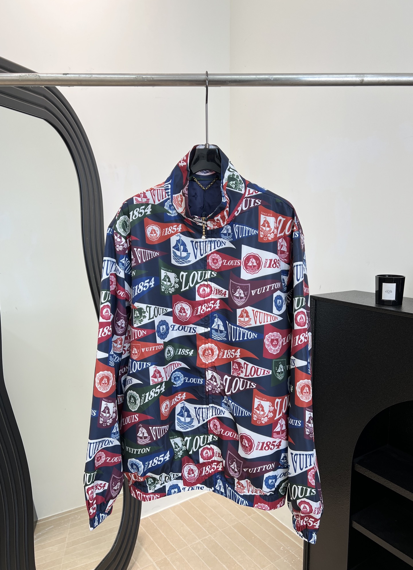 NO:738324,LouisVuitt* Louis spring and summer new style hooded long-sleeved printed jacket, dark blue base with red and white badge, triangular flag print embellishment, retro sports style design, elastic band elastic hem cuffs, navy blue jacquard lining inside, same style for men and women, size S M L XL,,louis vuitton,louis vuitton,jackets & coats,hats,19860909LouisVuitt* 路易 春夏新款 连帽长袖印花外套、深蓝色底配红白徽章、三角旗帜印花点缀、复古运动风设计、弹力带松紧下摆袖口、内里藏蓝色提花里衬 男女同款 码数S M L XL,,louis vuitton,louis vuitton,jackets & coats,hats,,Women's clothing