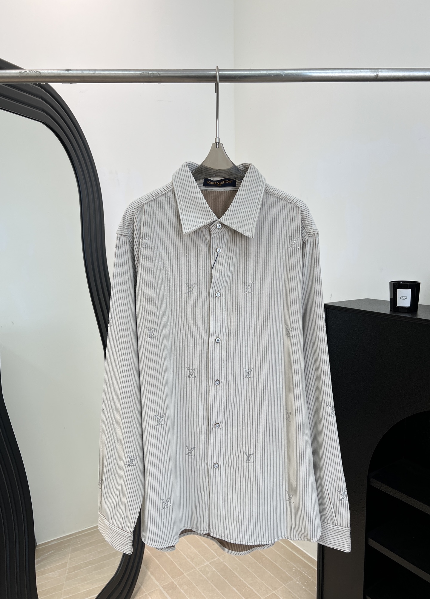 NO:738321,LouisVuitto* Louis' new early spring Monogram striped shirt, classic light gray + delicate vertical stripes, body embellished with diamonds and LV logo, casual fit, size S M L XL,, louis vuitton, louis vuitton, louis vuitton, shirts,19860909LouisVuitto* 路易 早春新款 Monogram条纹衬衫、经典浅灰色+细腻竖条纹、衣身烫钻点缀LV标志、休闲版型 码数S M L XL,,louis vuitton,louis vuitton,louis vuitton,shirts,,Women's clothing