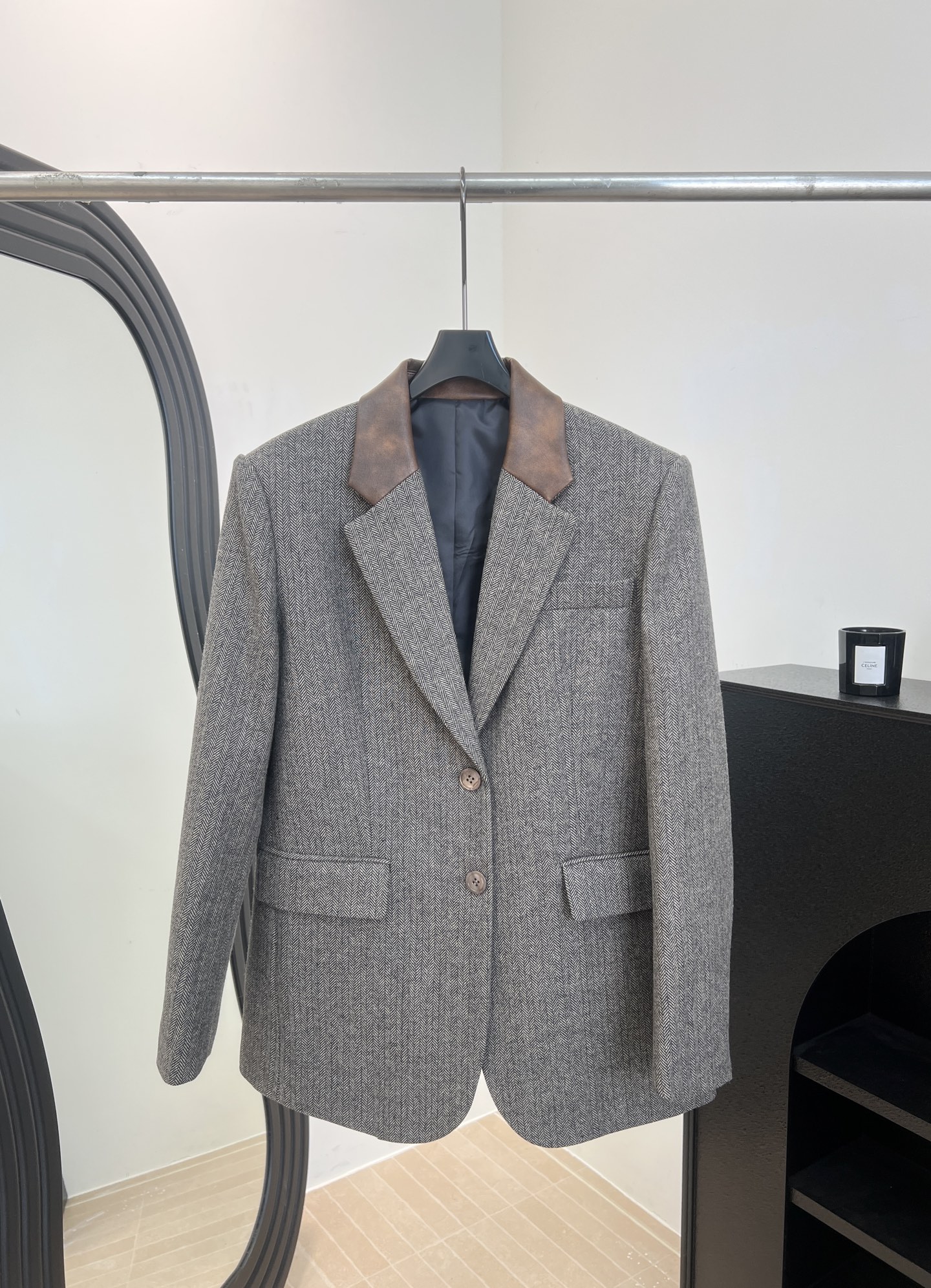 NO:709085,Prada's new early spring wool suit jacket, made of high-quality wool, herringbone design + classic lapel, patchwork collar design, inverted triangle embroidery pattern on the back collar, casual fit, size S M L,, prada,jackets & coats, business suit,19860909Prada 早春新款 羊毛西装外套、采用高品质羊毛、人字纹设计+经典翻领、拼皮领口设计、后领有倒三角刺绣图案、休闲版型 码数S M L,,prada,jackets & coats,business suit,,Women's clothing