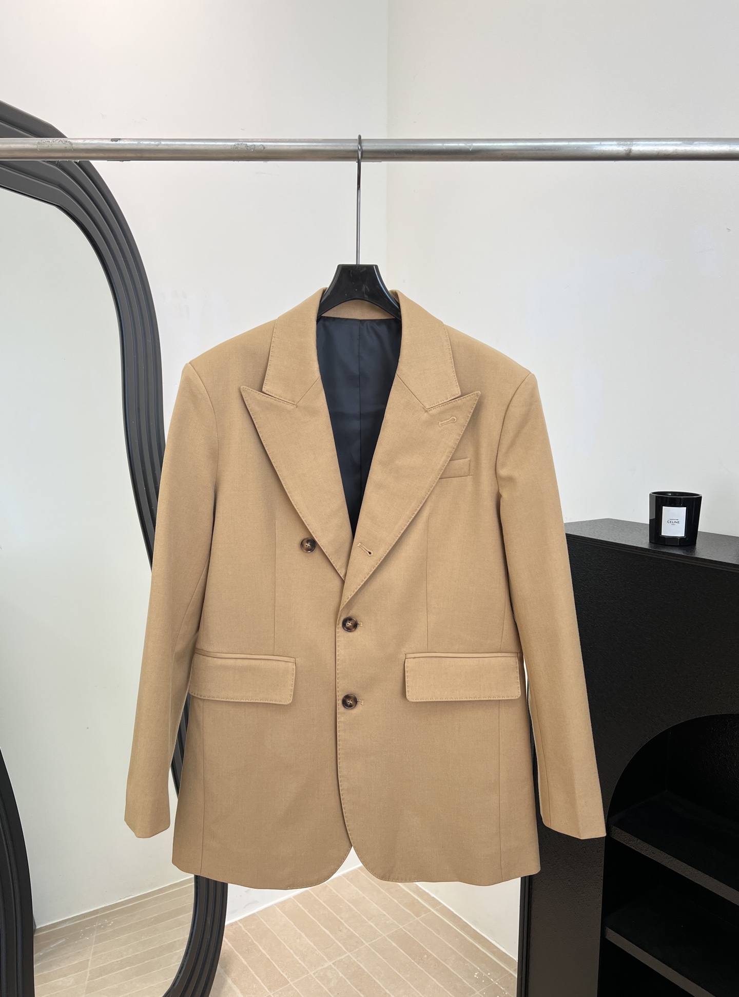 NO:709083,Celine's new early spring wool suit jacket, made of high-quality wool, soft and crisp, single-row two-button + flat lapel design, casual fit, size S M L,,celine,jackets & coats,business suit,19860909Celine 早春新款 羊毛西装外套、采用高品质羊毛、柔软又挺括、单排两粒扣+平驳领设计、休闲版型 码数S M L,,celine,jackets & coats,business suit,,Women's clothing