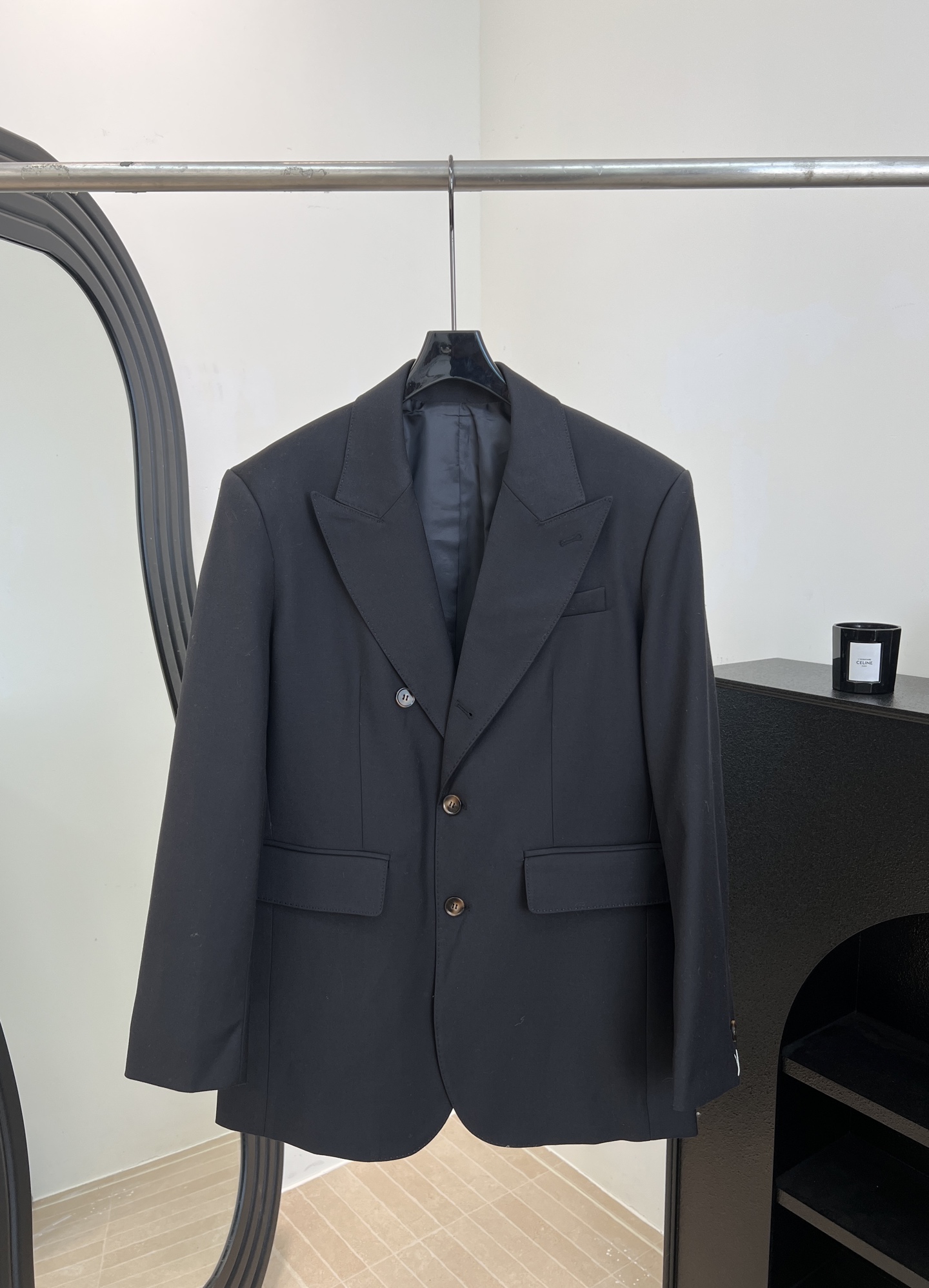 NO:738819,Celine's new early spring wool suit jacket, made of high-quality wool, soft and crisp, single-row two-button + flat lapel design, casual fit, size S M L,,celine,jackets & coats,business suit,19860909Celine 早春新款 羊毛西装外套、采用高品质羊毛、柔软又挺括、单排两粒扣+平驳领设计、休闲版型 码数S M L,,celine,jackets & coats,business suit,,Women's clothing