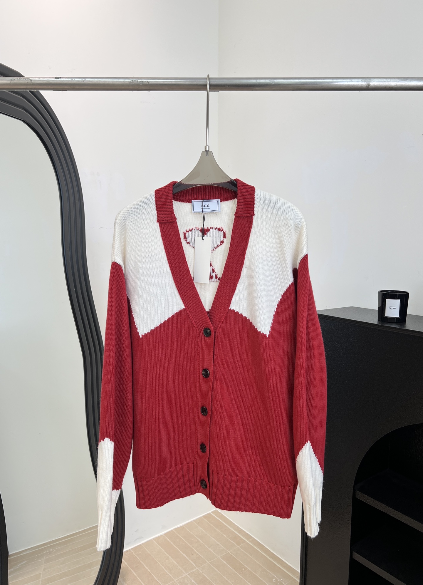 NO:709079,Ami's new early spring new year of the horse limited edition red and white cardigan, wool and nylon blend, red and white contrasting colors + V-neck design, full of festive atmosphere, hand-embroidered details, casual fit, size S M L,,19860909Ami 早春新款 马年限定红白开衫、羊毛锦纶混纺、红白撞色+V领设计、节日氛围直接拉满、手工刺绣细节、休闲版型 码数S M L,,,Women's clothing