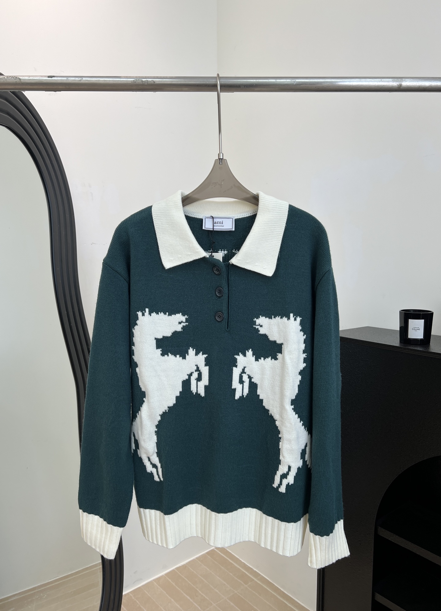 NO:709078,Ami's new early spring style Polo sweater limited to the Year of the Horse, dark green + off-white contrasting colors, double pony jacquard on the front for a New Year atmosphere, wool and nylon blend, Polo collar + three buttons, casual fit, size S M L,,sweaters,19860909Ami 早春新款 马年限定Polo毛衣、墨绿+米白撞色,正面双马提花超有新年氛围感、羊毛锦纶混纺、Polo领+三颗纽扣、休闲版型 码数S M L,,sweaters,,Women's clothing