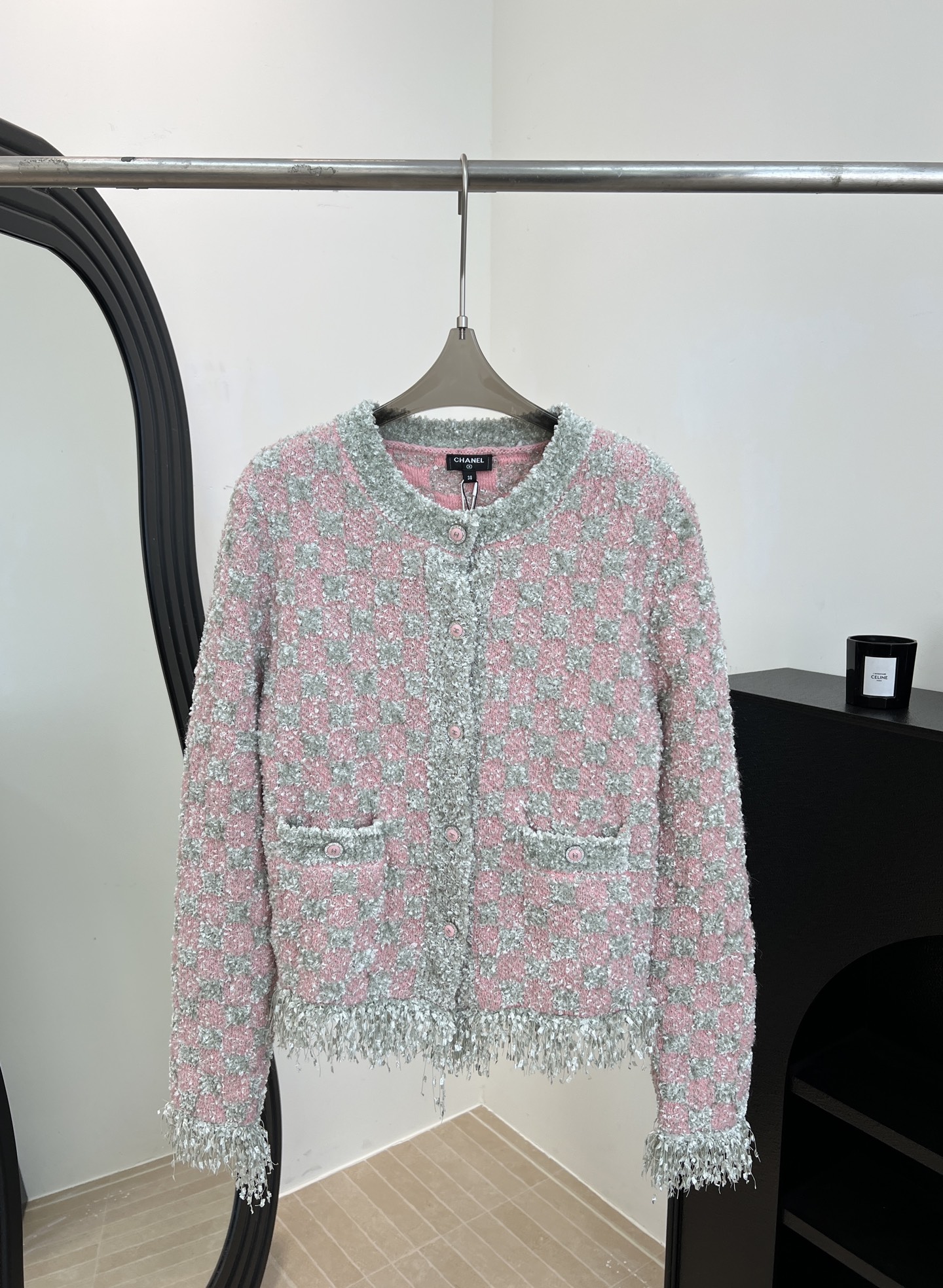 NO:709074,Chanel's new early spring tweed cardigan, light blue + off-white tweed, round neck + fringed hem, double front pockets with metal buttons, casual fit, size S M L,,chanel,19860909Chanel 早春新款 粗花呢开衫、浅蓝+米白粗花呢、圆领+流苏下摆、正面双口袋配金属纽扣、休闲版型 码数S M L,,chanel,,Women's clothing