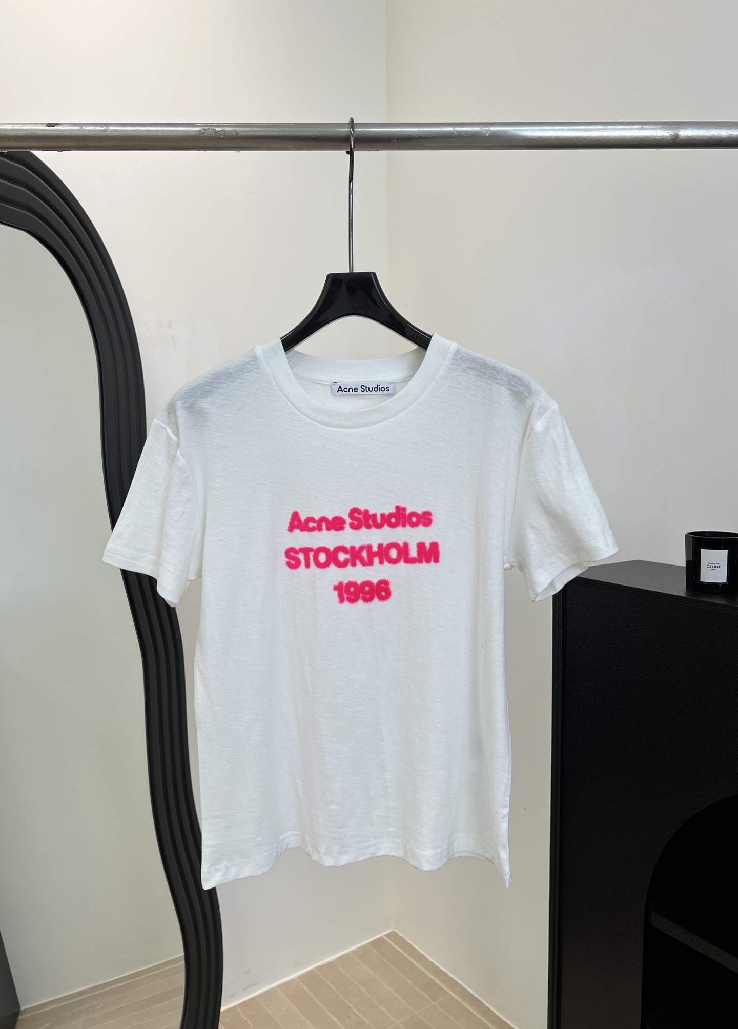 NO:709068,Acne Studios early spring new style slim-fit short-sleeved T-shirt with flocked letters, cotton and linen blended material, soft and breathable, red flocked letters on the front, flocking technology makes the pattern more three-dimensional Size S M L,,acne studios,dior,T-shirt,tees,t-shirt,19860909Acne Studios 早春新款 植绒字母修身款短袖T恤、棉麻混纺材质、柔软透气、正面红色植绒字母、植绒工艺让图案更立体 码数S M L,,acne studios,dior,T-shirt,tees，t-shirt,,Women's clothing