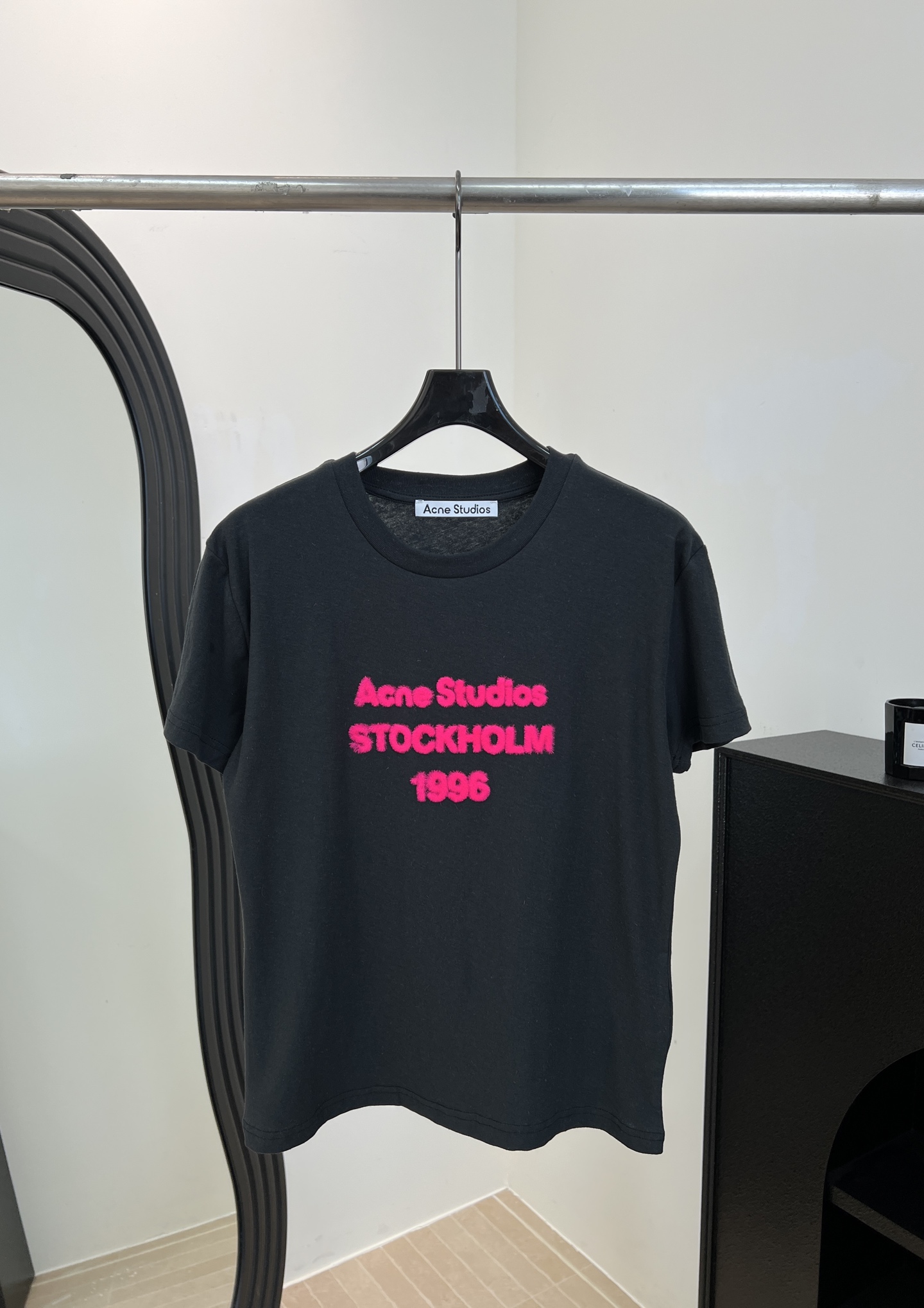 NO:709066,Acne Studios early spring new style slim-fit short-sleeved T-shirt with flocked letters, cotton and linen blended material, soft and breathable, red flocked letters on the front, flocking technology makes the pattern more three-dimensional, size S M L,,acne studios,dior,T-shirt,tees,t-shirt,19860909Acne Studios 早春新款 植绒字母修身款短袖T恤、棉麻混纺材质、柔软透气、正面红色植绒字母、植绒工艺让图案更立体、 码数S M L,,acne studios,dior,T-shirt,tees，t-shirt,,Women's clothing