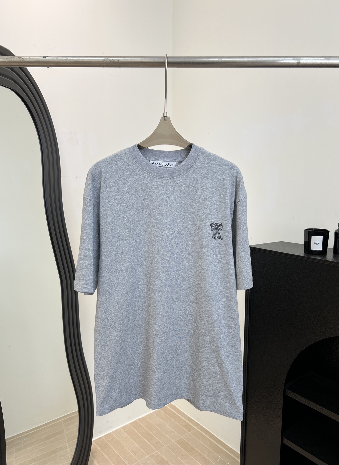 NO:715794,Acne Studio* early spring new bow-printed short-sleeved T-shirt, made of high-quality cotton, decorated with bow pattern of the season Acne Studios logo, casual fit size S M L,,acne studios,dior,T-shirt,tees,t-shirt,19860909Acne Studio* 早春新款 蝴蝶结印花短袖T恤、采用高品质棉料、点缀蝴蝶结图案的当季 Acne Studios 徽标、休闲版型 码数S M L,,acne studios,dior,T-shirt,tees，t-shirt,,Women's clothing