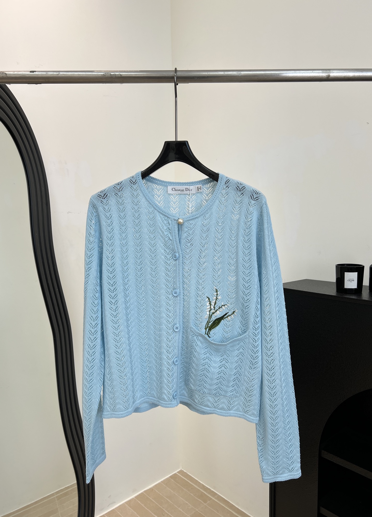 NO:715786,Dior's new early spring light blue hollow embroidered knitted cardigan, made of high-quality knitted fabric, single-breasted + short design, with exquisite plant embroidery on the chest pocket, hollow texture to make the whole body lighter and thinner, casual fit, size S M L,, dior,19860909Dior 早春新款 浅蓝色镂空刺绣针织开衫、采用高品质针织面料、单排扣+短款设计,胸前口袋有精致植物刺绣、镂空纹理让整体更轻薄、休闲版型 码数S M L,,dior,,Women's clothing