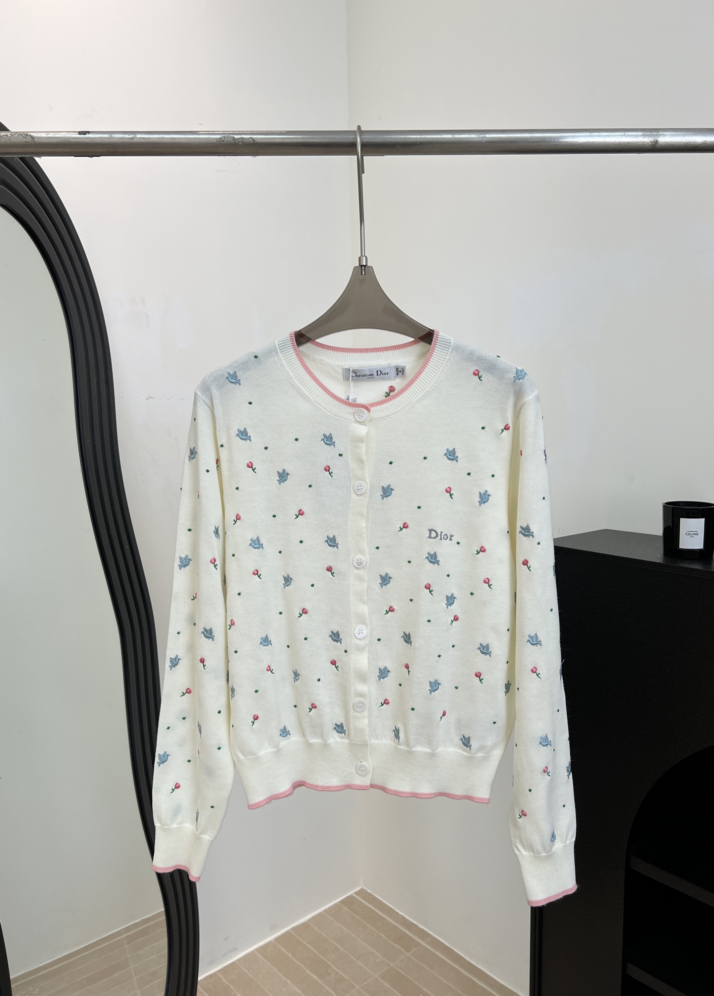 NO:715784,Dior's new early spring peace dove knitted cardigan, white background with pink and blue peace dove embroidery pattern, soft knitted fabric with pink piping details, front button design, casual fit, size S M L,, dior,19860909Dior 早春新款 和平鸽针织开衫、白色底色配粉蓝和平鸽刺绣图案、柔软针织面料粉色滚边细节、正面纽扣设计、休闲版型 码数S M L,,dior,,Women's clothing