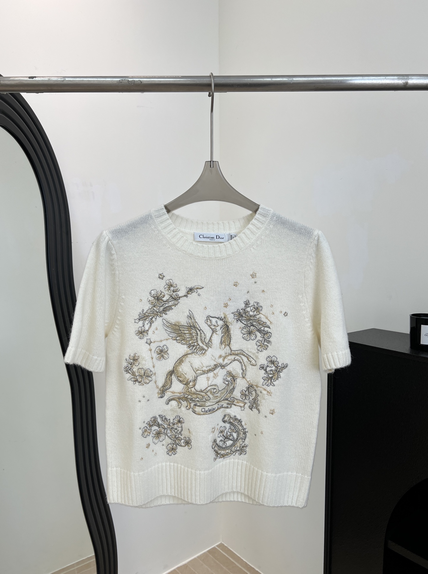 NO:715782,Dior's new early spring Pegasus embroidered sweater, made of soft cashmere blend, Pegasus + floral embroidery on the front, letter embroidery on the back neck, casual fit, size S M L,, dior,19860909Dior 早春新款 天马刺绣针织衫、采用柔软羊绒混纺、正面天马+花卉刺绣、后领字母刺绣、休闲版型 码数S M L,,dior,,Women's clothing