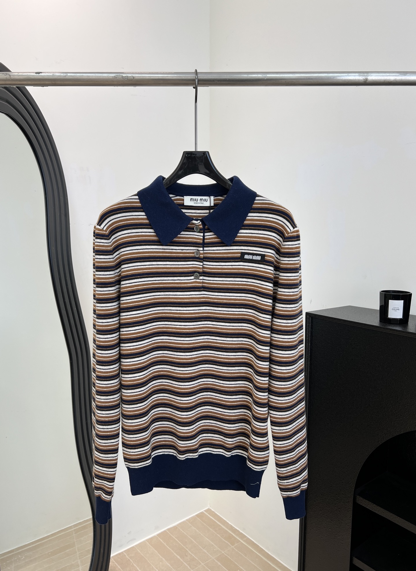 NO:715781,Miu Miu's new early spring striped knitted Polo shirt, brown, blue and white color scheme is retro and low-key, soft knitted fabric is super comfortable, classic lapel + three buttons, brand letter embroidery on the chest, loose fit, size S M L,,miumiu,19860909Miu Miu 早春新款 条纹针织Polo衫、棕蓝白配色复古又低调、柔软针织面料超舒适、经典翻领+三颗纽扣、胸前品牌字母刺绣、宽松版型 码数S M L,,miumiu,,Women's clothing