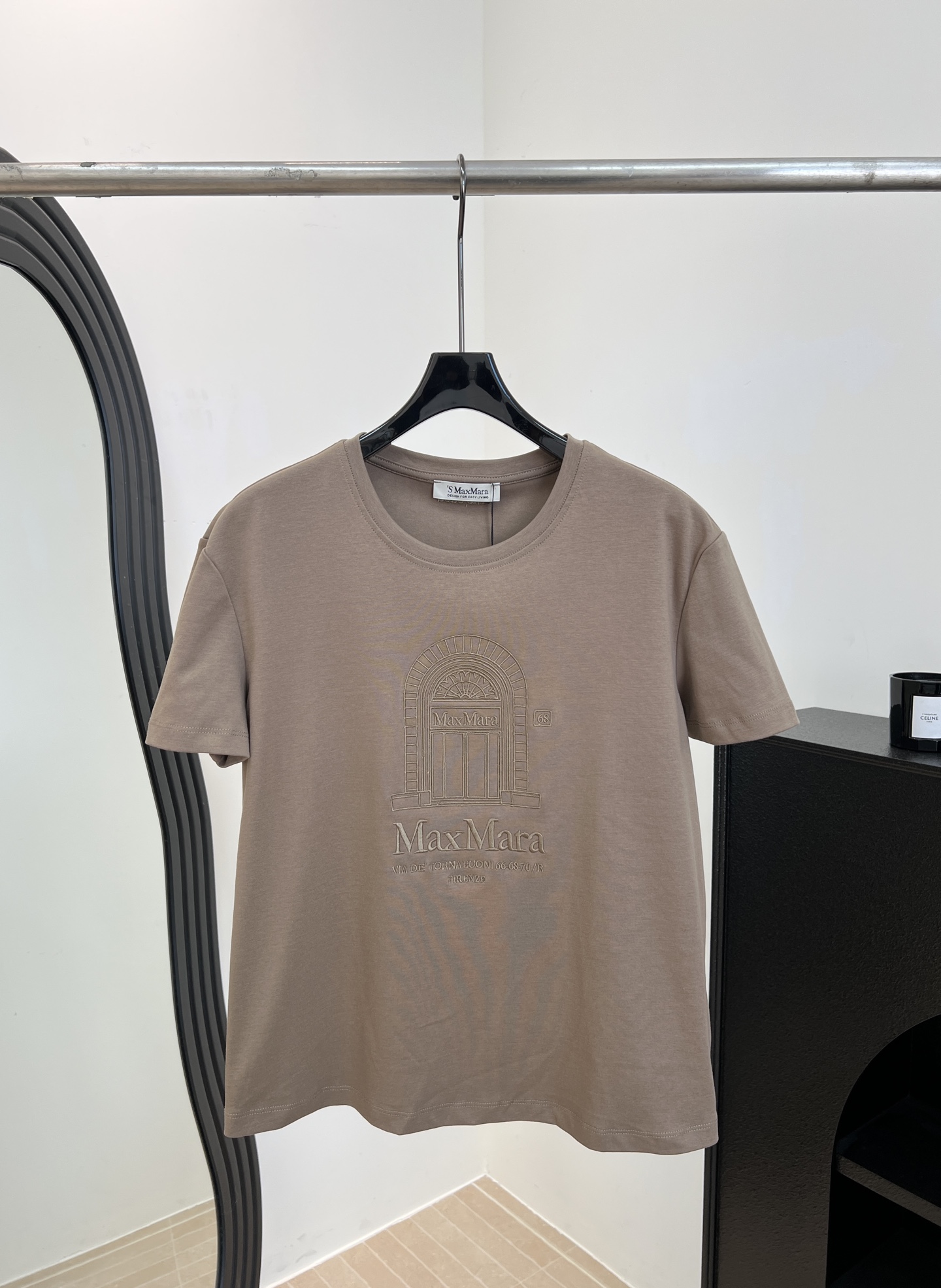 NO:715779,MaxMara spring and summer new embroidered short-sleeved T-shirt, made of high-quality cotton, simple design + brand embroidery on the chest, ribbed neckline, casual fit, size S M L,, T-shirt, tees, t-shirt,19860909MaxMara 春夏新款 刺绣短袖T恤、采用高品质棉料、简约设计+胸前品牌刺绣、罗纹领口、休闲版型 码数S M L,,T-shirt,tees，t-shirt,,Women's clothing