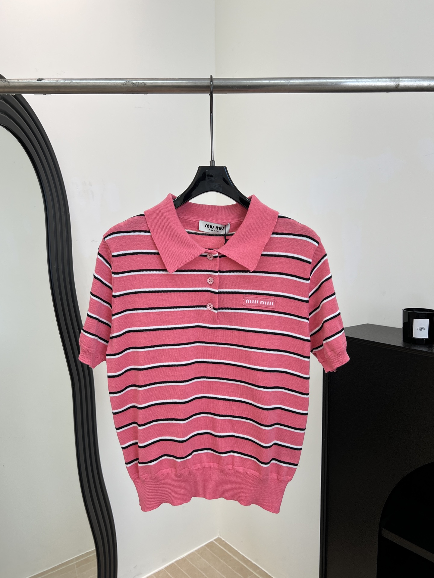 NO:715777,Miu Miu early spring new style pink striped short-sleeved Polo shirt, cotton fabric is soft and breathable, classic lapel + black and white stripes are lively and retro, small logo on the chest, casual fit, size S M L,,miumiu,T-shirt,19860909Miu Miu 早春新款 粉色条纹短袖Polo衫、棉质面料柔软透气、经典翻领+黑白条纹活泼又复古、胸口小标志、休闲版型 码数S M L,,miumiu,T-shirt,,Women's clothing