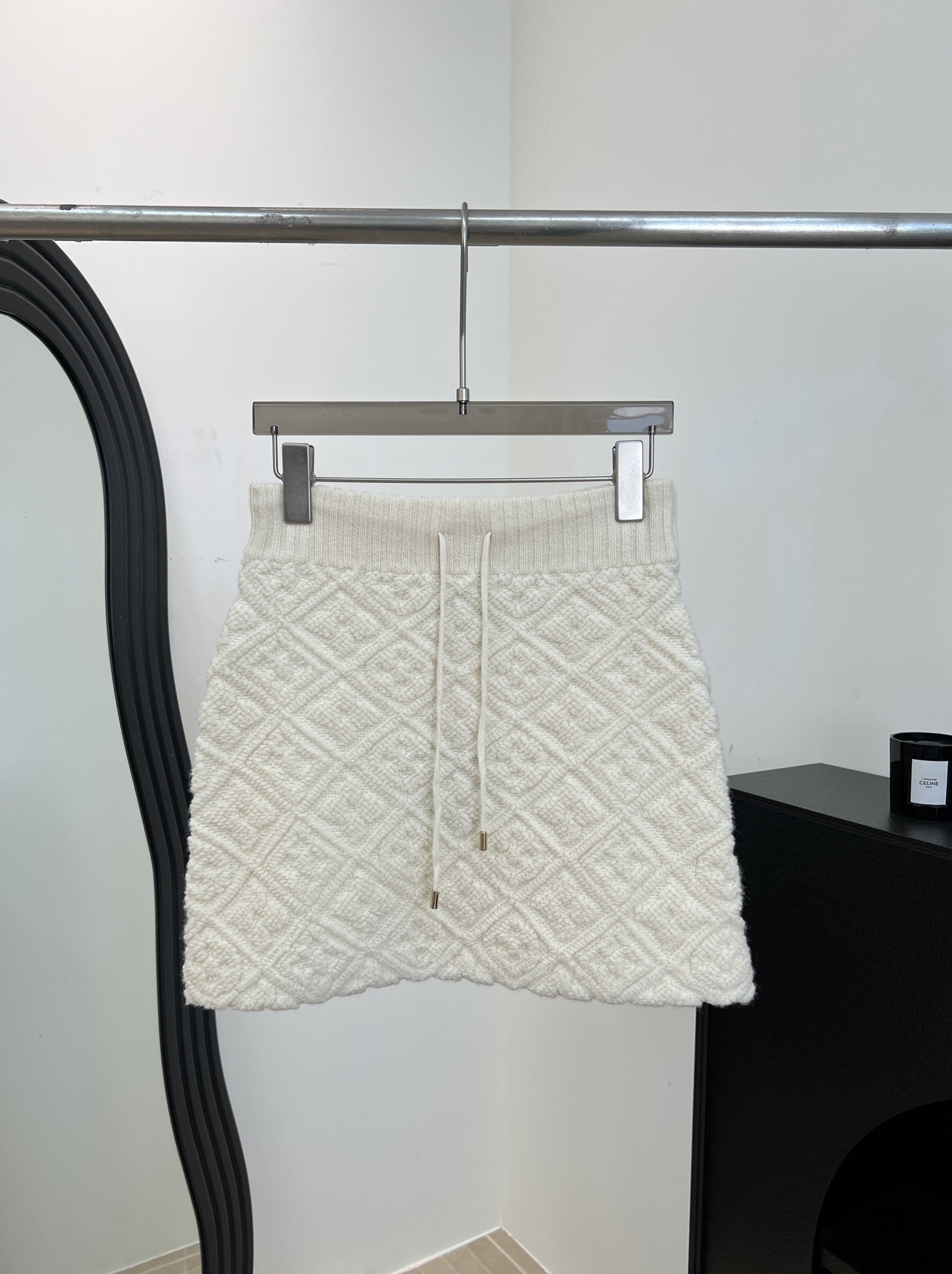 NO:715771,LouisVuitto* Louis beige embossed knitted skirt, soft knitted material, diamond embossed texture, skirt drawstring design, casual fit, size S M L,,louis vuitton,louis vuitton,skirts,19860909LouisVuitto* 路易 米色浮雕针织半裙、柔软针织材质、菱格浮雕纹理、半裙抽绳设计、休闲版型 码数S M L,,louis vuitton,louis vuitton,skirts,,Women's clothing