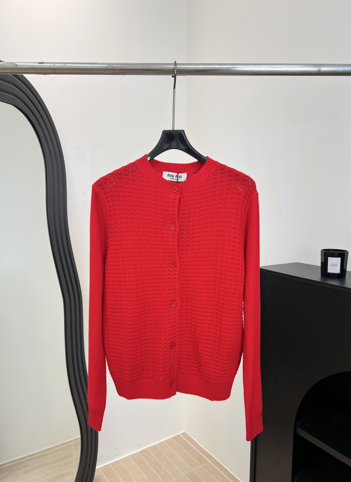 NO:717530,Miu Miu new arrival in early spring, wool hollow cardigan, soft wool fabric, decorated with brand logo embroidery, micro-transparent hollow design, slim stretch fit, round neck, button fastening, casual fit, size S M L,,miumiu,19860909Miu Miu 早春新品 羊毛镂空开衫、柔软羊毛面料、饰有品牌标识刺绣、微透镂空设计、修身弹力版型、圆领领口 纽扣开合、休闲版型 码数S M L,,miumiu,,Women's clothing