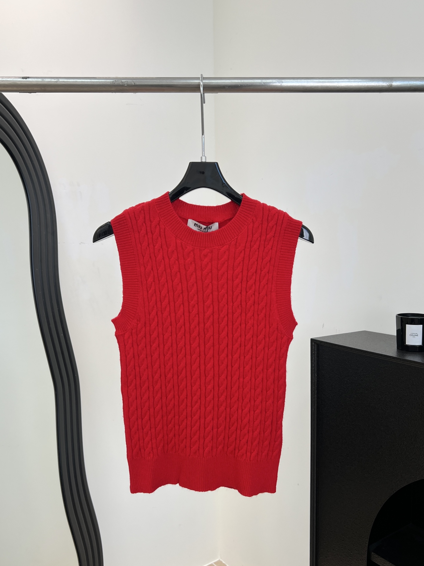 NO:715767,Miu Miu early spring new style wool knitted vest, wool knitted fabric, brand logo embroidery on the back neckline, woven twist pattern, round neckline, stretch fit, casual fit, size S M L,,miumiu,19860909Miu Miu 早春新款 羊毛针织背心、羊毛针织面料、后领口饰有品牌标识刺绣、编织麻花图案、圆领领口 弹力版型、休闲版型 码数S M L,,miumiu,,Women's clothing