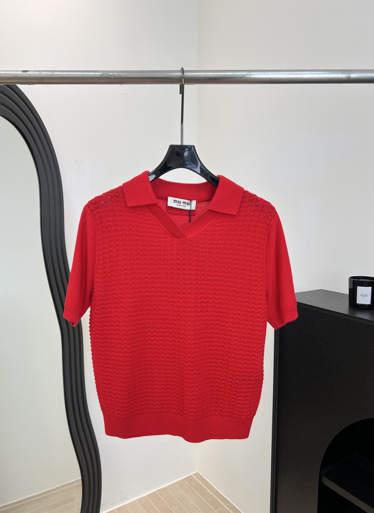 NO:715765,Miu Miu new autumn and winter style wool lapel sweater, soft wool fabric, decorated with brand logo embroidery, slightly transparent hollow design, slim stretch fit, ribbed cuffs and hem, casual fit Size S M L,,miumiu,sweaters,19860909Miu Miu 秋冬新款 羊毛翻领毛衣、柔软羊毛面料、饰有品牌标识刺绣、微透镂空设计、修身弹力版型 罗纹袖口和下摆、休闲版型 码数S M L,,miumiu,sweaters,,Women's clothing