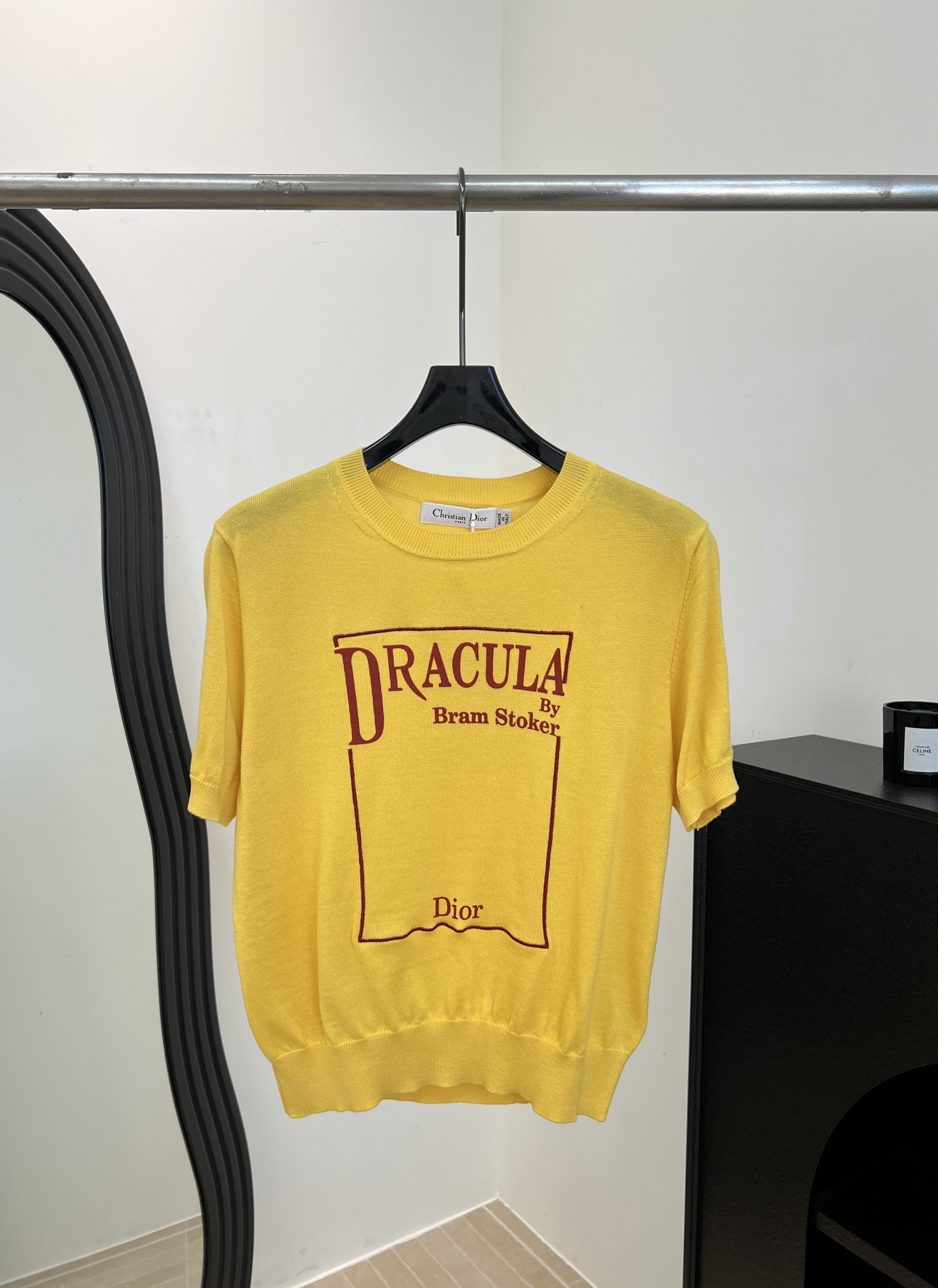 NO:715763,Dior's new spring and summer round-neck wool knitted T-shirt, wool knitted fabric, embroidery on the front showing the book cover, ribbed knitted collar, casual fit, size S M L,, dior, tees, t-shirt,19860909Dior 春夏新款 圆领羊毛针织T恤、羊毛针织面料、正面以刺绣展现图书封面、罗纹针织衣领、休闲版型 码数S M L,,dior,tees，t-shirt,,Women's clothing