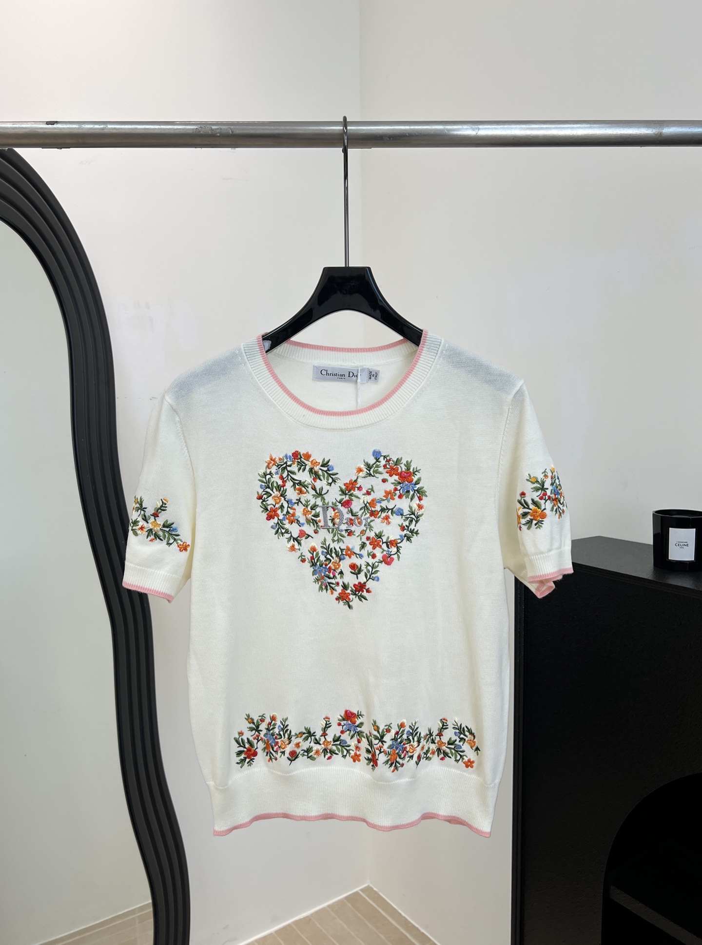 NO:715778,Dior's new early spring wool sweater short-sleeved T-shirt, wool knit fabric, multi-color floral heart-shaped pattern embroidery on the chest, contrasting ribbed collar, hem and cuffs, casual fit, size S M L,, dior, T-shirt,19860909Dior 早春新款 羊毛针织衫短袖T、羊毛针织面料、胸口多色花卉心形图案刺绣、撞色罗纹衣领、底边和袖口、休闲版型 码数S M L,,dior,T-shirt,,Women's clothing