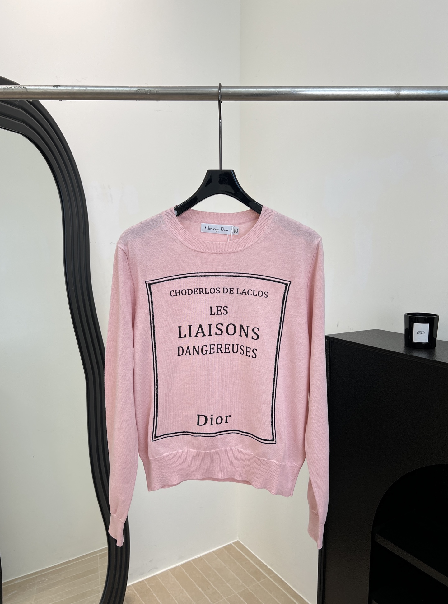 NO:715780,Dior's new early spring contrasting letter sweater, made of soft wool knitted fabric, comfortable and close-fitting, 'LES LIAISONS DANGEREUSES' written on the chest, casual fit, size S M L,, dior,19860909Dior 早春新款 撞色字母针织衫、采用柔软羊毛针织面料、穿着舒适贴身、胸前“LES LIAISONS DANGEREUSES”字样、休闲版型 码数S M L,,dior,,Women's clothing