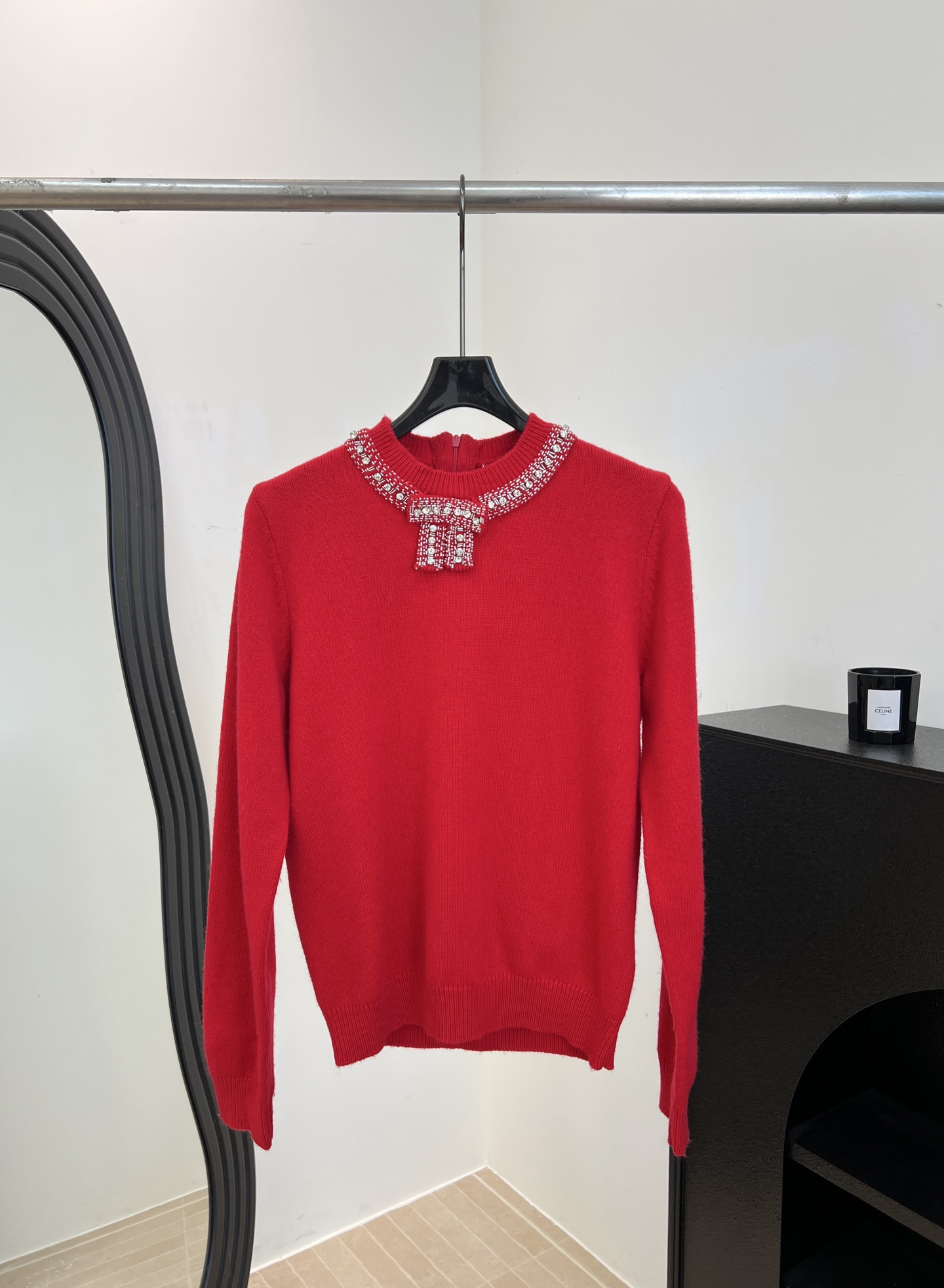NO:717529,Valentin* Valentino's new early spring red beaded sweater, made of soft wool fabric, heavy beading + bow design on the neck, super ceremonial for Spring Festival wear, casual fit, size S M L,,valentino,valentino,19860909Valentin* 华伦天奴 早春新款 红色钉珠针织衫、采用柔软羊毛面料、领口重工钉珠+蝴蝶结设计、春节穿超有仪式感、休闲版型 码数S M L,,valentino,valentino,,Women's clothing
