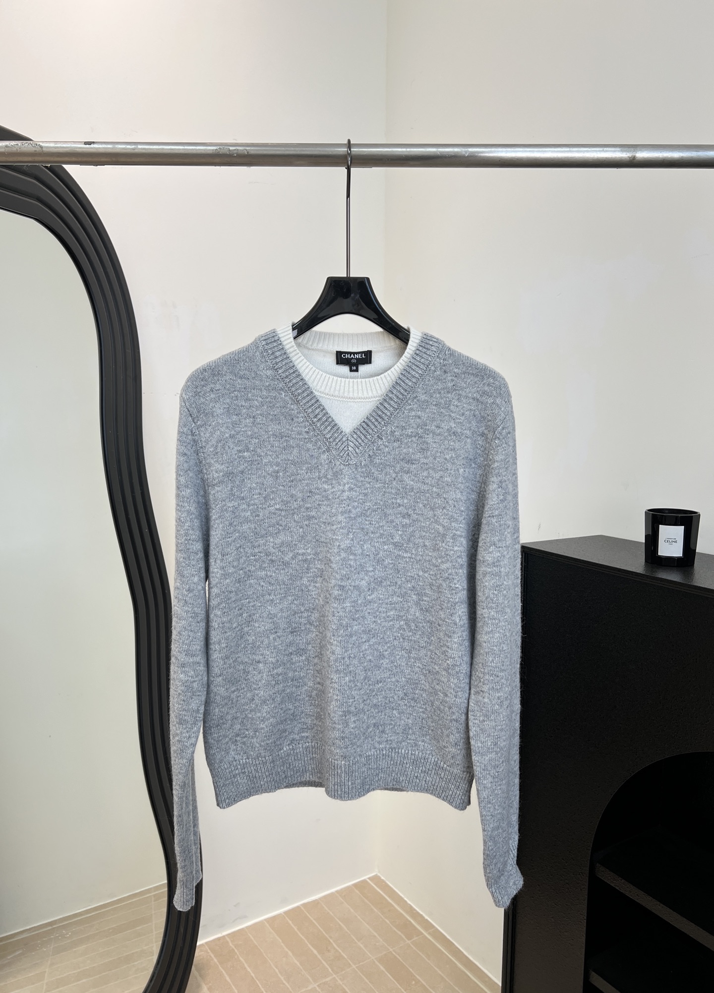 NO:717528,Chanel Xiaoxiang early spring new cashmere wool fake two-piece sweater, cashmere wool blended knitted fabric, fake two-piece spliced ​​neckline, brand logo embroidery on the back, ribbed cuffs and hem, casual fit size S M L,,chanel,sweaters,19860909Chanel 小香 早春新款 羊绒羊毛假两件毛衣、羊绒羊毛混纺针织面料、假两件拼接领口、后背饰品牌标识刺绣、罗纹袖口和下摆、休闲版型 码数S M L,,chanel,sweaters,,Women's clothing