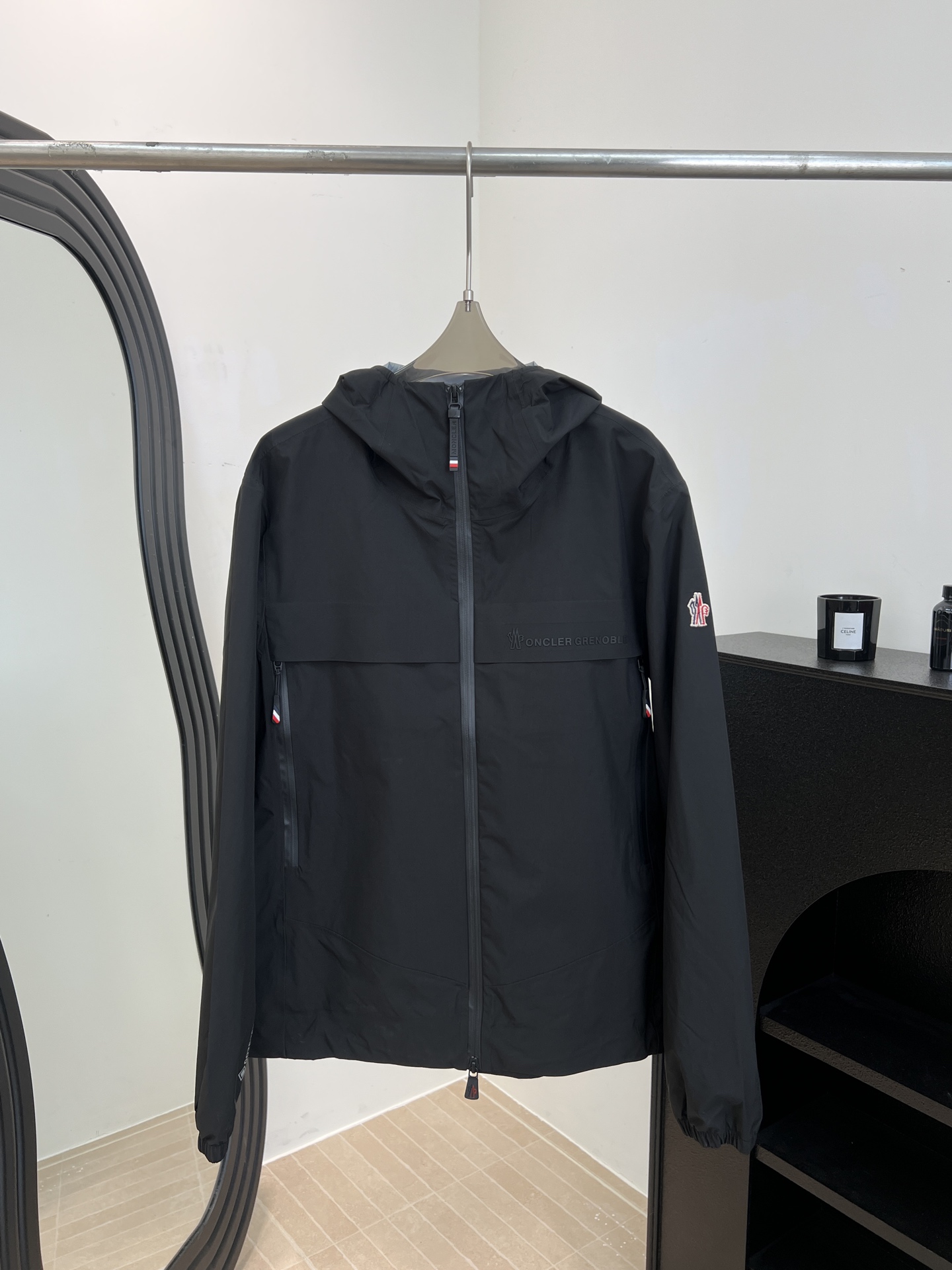 NO:716137,Moncler new early spring hooded jacket, made of lightweight windproof and water-repellent fabric, suitable for outdoor hiking or daily travel, chest brand logo + red logo patch on cuffs, hood + zipper pocket, casual fit, same size for men and women, size SMLXL,,Moncler,jackets & coats,hats,19860909Moncler 蒙口 早春新款 连帽冲锋衣夹克、采用轻质防风防泼水面料、适合户外徒步或日常出行、胸前品牌标识+袖口红色logo贴饰、连帽+拉链口袋设、休闲版型、男女同款 码数SMLXL,,Moncler,jackets & coats,hats,,Women's clothing