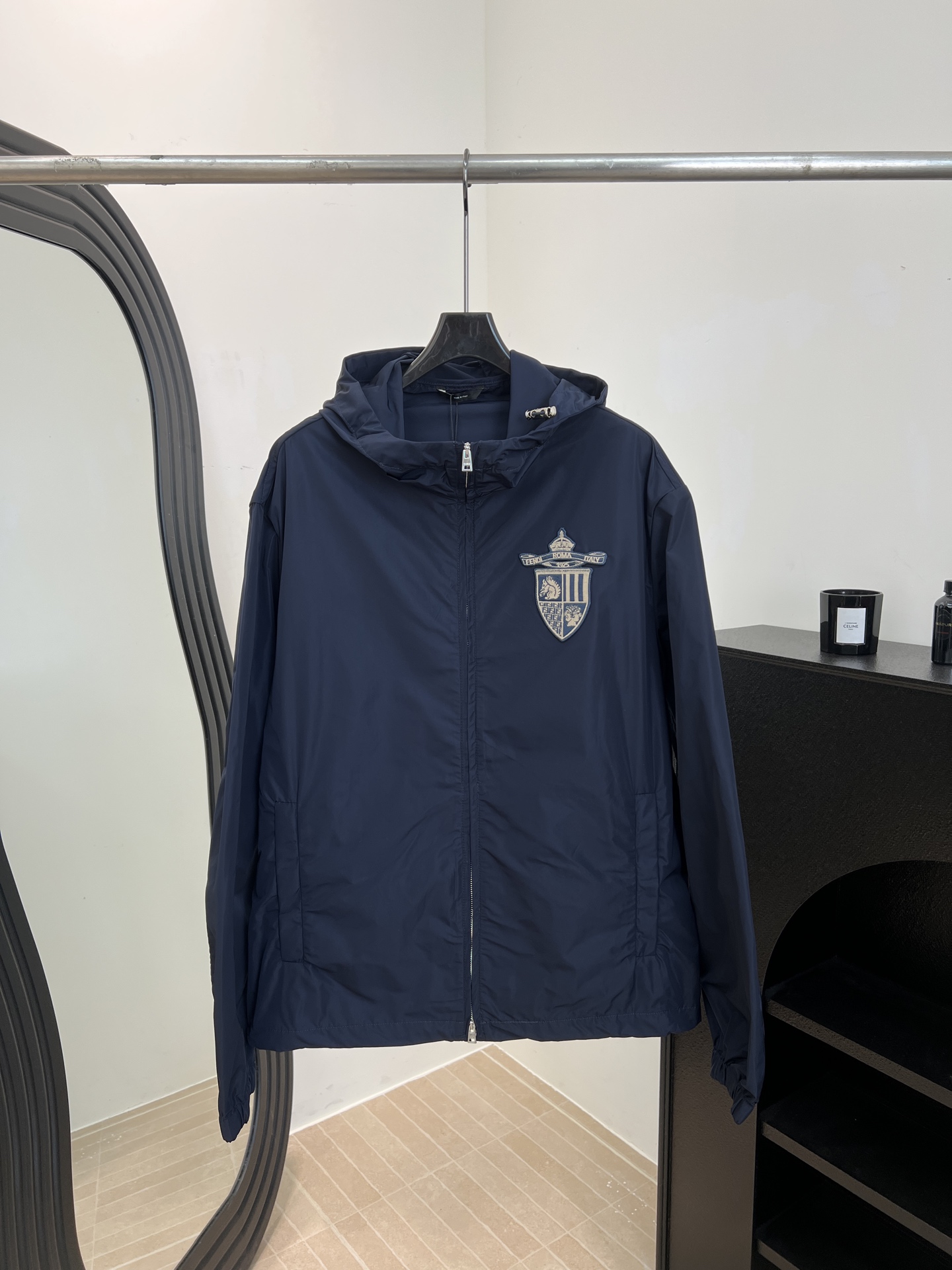 NO:716134,Fendi's new early spring style micro-stamped hooded windbreaker jacket, dark blue light fabric, shield-shaped badge on the chest is very legible, hood + zipper design, casual fit, size S M L XL,,fendi,jackets & coats,hats,19860909Fendi 早春新款 微章连帽风衣外套、深蓝色轻薄面料、胸前盾形徽章超有辦识度、连帽+拉链设计、休闲版型 码数S M L XL,,fendi,jackets & coats,hats,,Women's clothing