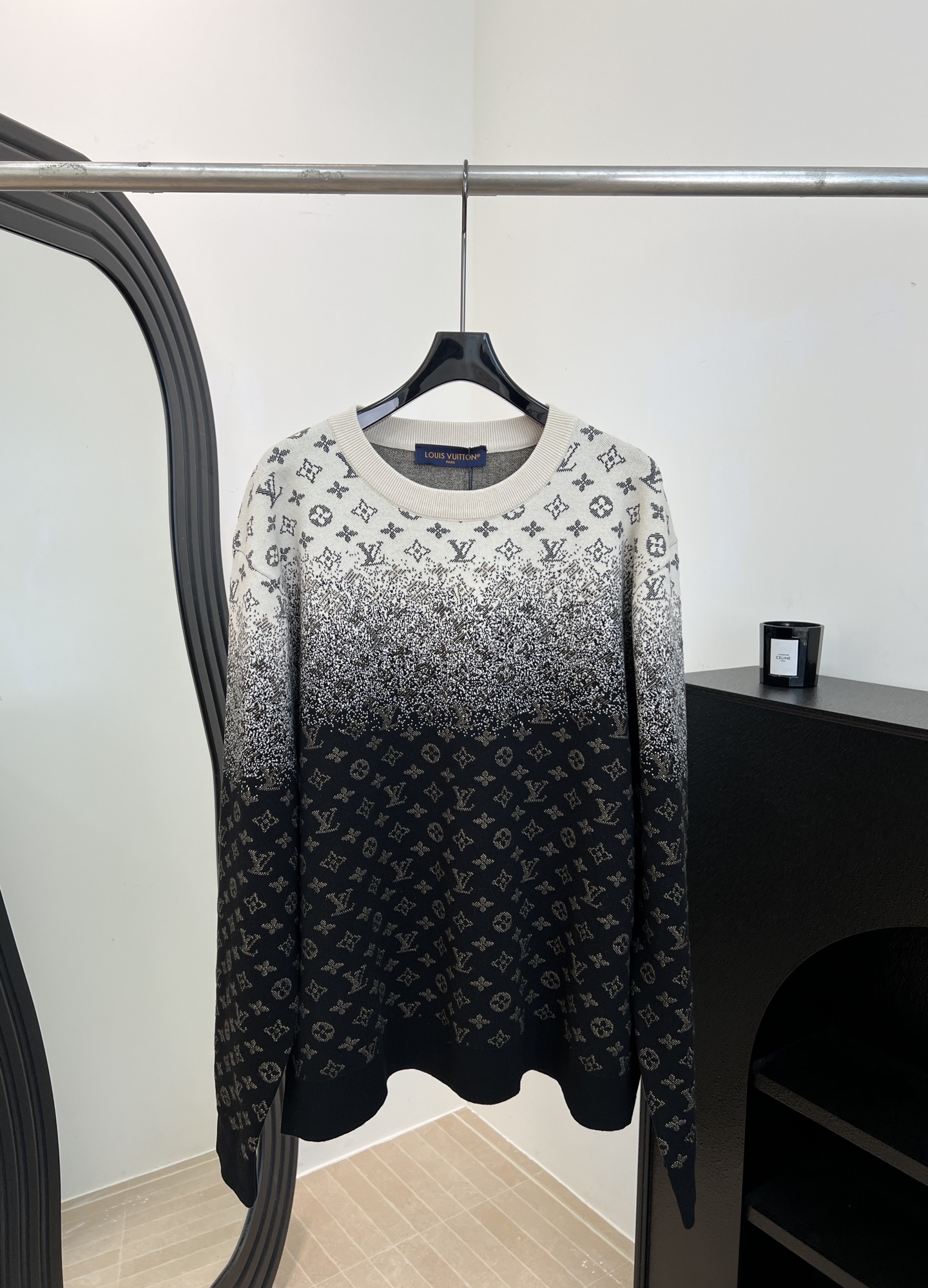 NO:717554,LouisVuitto* Louis' new early spring gradient jacquard sweater, classic Monogram dark pattern design, black and white gradient presbyopia stitching, loose fit, same style for men and women, size S M L XL,, louis vuitton, louis vuitton,19860909LouisVuitto* 路易 早春新款 渐变提花针织衫,经典Monogram暗纹设计、黑白渐变老花拼接、宽松版型、男女同款 码数S M L XL,,louis vuitton,louis vuitton,,Women's clothing