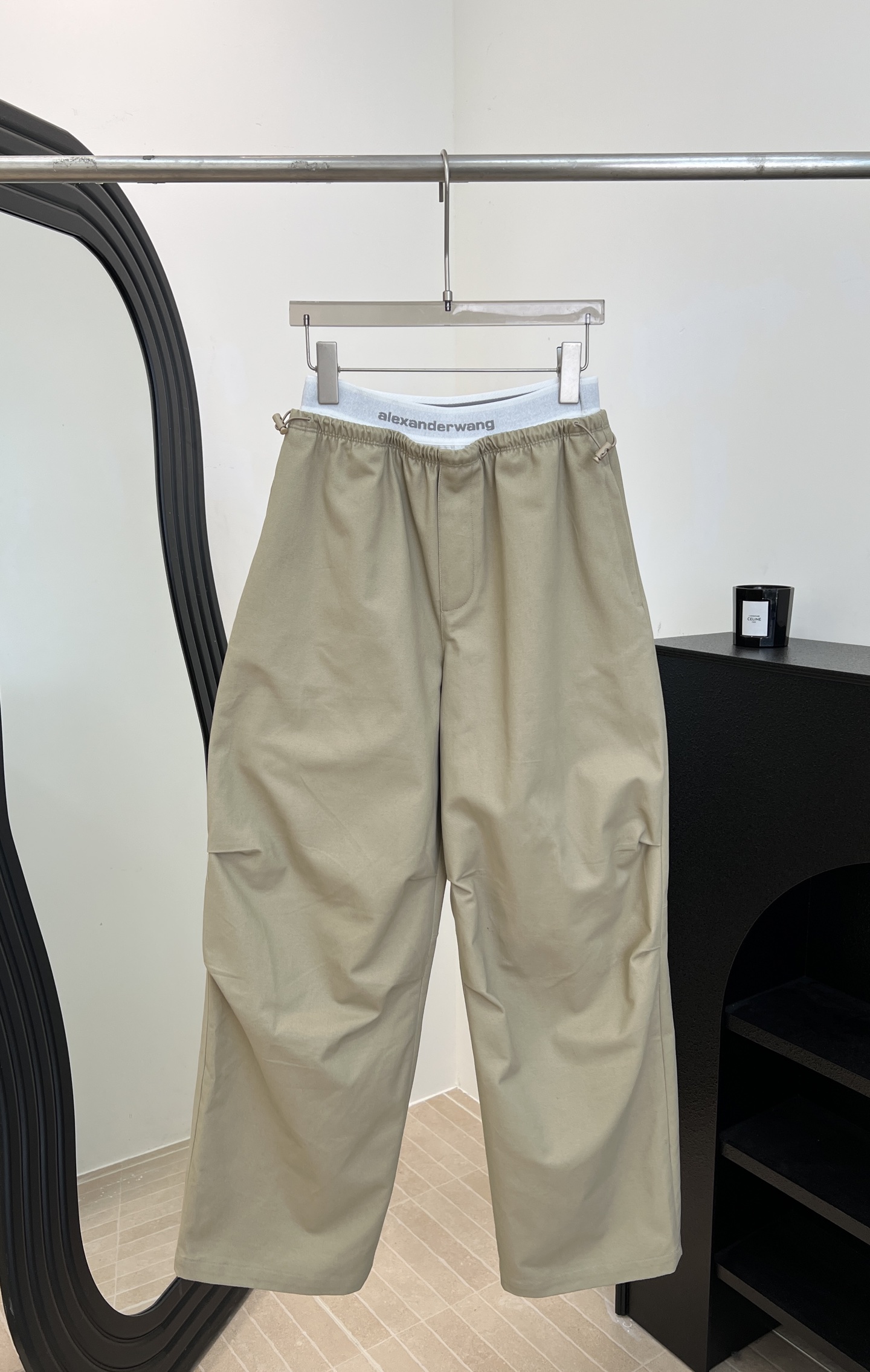 NO:716125,Alexander Wang Alexander Wang's new early spring style high-waisted fake two-piece overalls, elastic waist + drawstring design, straight cut to modify the leg shape, easy to get lazy and casual style, straight version, size S M L,,alexander wang,19860909Alexander Wang 亚历山大王 早春新款 高腰假两件工装裤、松紧腰+抽绳设计、直筒剪裁修饰腿型、轻松get慵懒随性风、直筒版型 码数S M L,,alexander wang,,Women's clothing