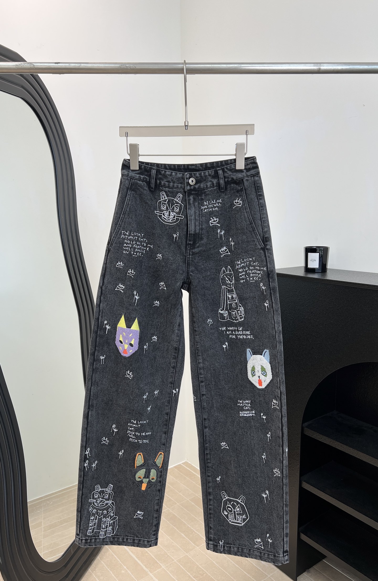 NO:716122,Loewe's new early spring Louis Wain co-branded cat jeans, black denim as the base, embellished with embroidered cat patterns and text, full of fun and exquisite embroidery workmanship, straight version, size S M L,,louis vuitton,loewe,jeans,19860909Loewe 早春新款 Louis Wain联名猫咪牛仔裤、黑色牛仔布为底、点缀刺绣猫咪图案和文字、趣味十足刺绣工艺精致、直筒版型 码数S M L,,louis vuitton,loewe,jeans,,Women's clothing