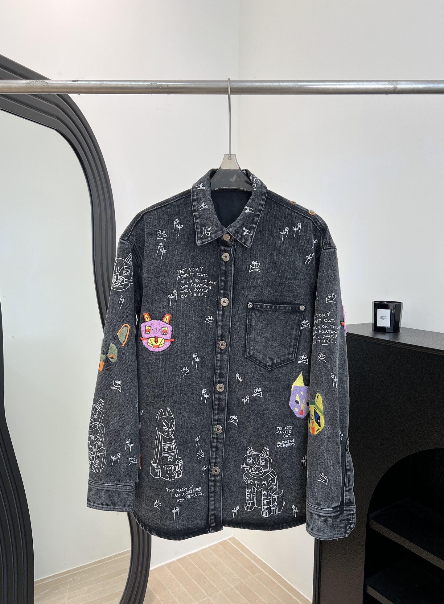 NO:716119,Loewe's new early spring Louis Wain co-branded denim jacket, black washed fabric + all-over printed cat pattern, colorful embroidered cat super, loose shoulder version, size S M L,,louis vuitton,loewe,jackets & coats,19860909Loewe 早春新款 Louis Wain联名牛仔外套、黑色水洗面料+满印猫咪图案、彩色刺绣猫咪超、宽松落肩版型 码数S M L,,louis vuitton,loewe,jackets & coats,,Women's clothing