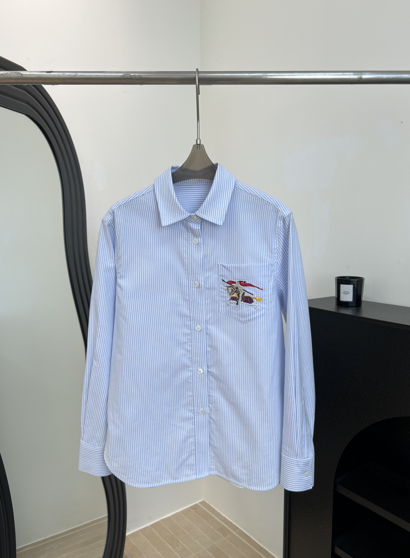 NO:716116,Burberry early spring new style light blue vertical striped shirt, red embroidery on the left chest, lightweight and breathable cotton fabric, classic lapel + single-breasted design, adjustable cuffs, casual fit, size S M L,,burberry,shirts,19860909Burberry 早春新款 浅蓝竖条纹衬衫、左胸红色刺绣、棉质面料轻薄透气、经典翻领+单排扣设计、袖口可调节、休闲版型 码数S M L,,burberry,shirts,,Women's clothing