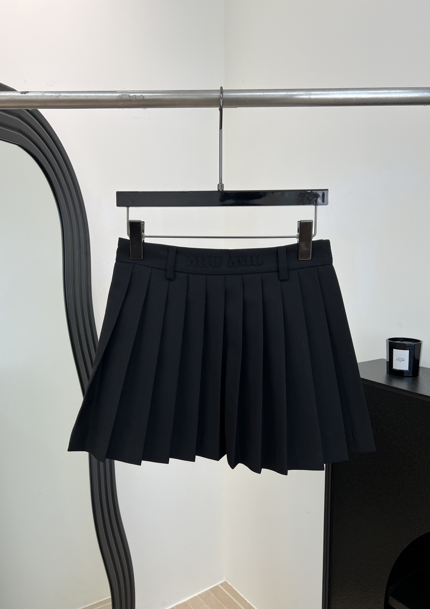 NO:716113,Miu Miu's new early spring style is a classic pleated skirt, which modifies the waistline and enhances the sense of hierarchy. The pleated skirt is a college-style retro style. It has leggings and a casual fit. Size S M L,,miumiu,skirts,19860909Miu Miu 早春新款 经典百褶短裙、修饰腰线又提升层次感、百褶裙是学院风复古风穿搭、有打底裤、休闲版型 码数S M L,,miumiu,skirts,,Women's clothing