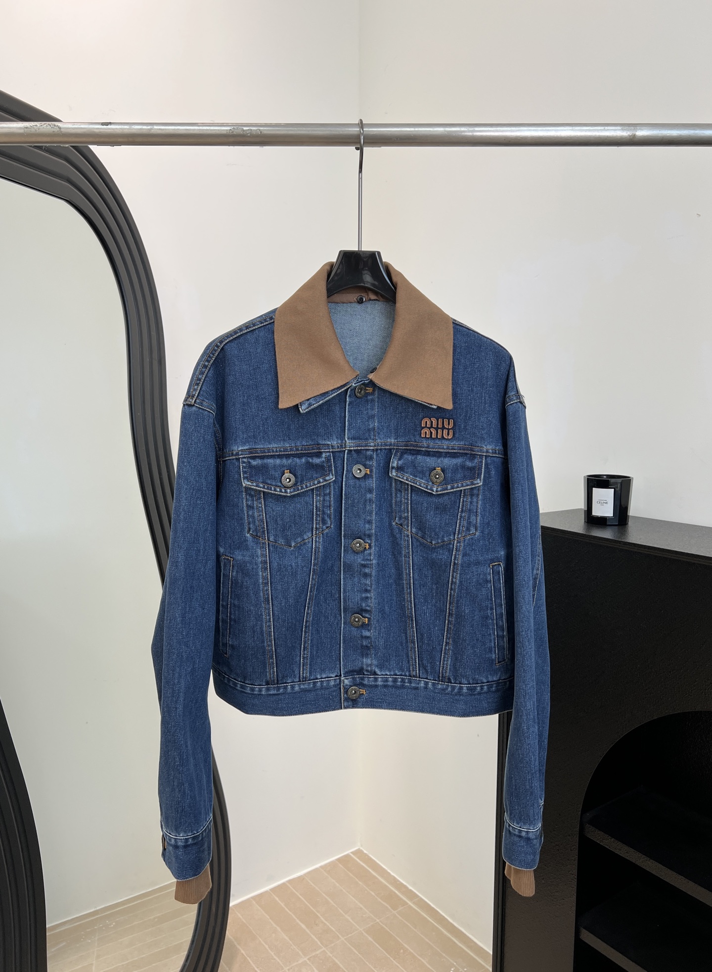 NO:716136,MiuMiu new early spring denim jacket with corduroy collar, blue denim + brown corduroy lapel, embroidered logo on the chest, short cut + dropped shoulder design, casual fit, size S M L,,miumiu,jackets & coats,19860909MiuMiu 早春新款 灯芯绒领牛仔外套、蓝色丹宁+棕色灯芯绒翻领、胸前刺绣徽标、短款剪裁+落肩设计、休闲版型 码数S M L,,miumiu,jackets & coats,,Women's clothing