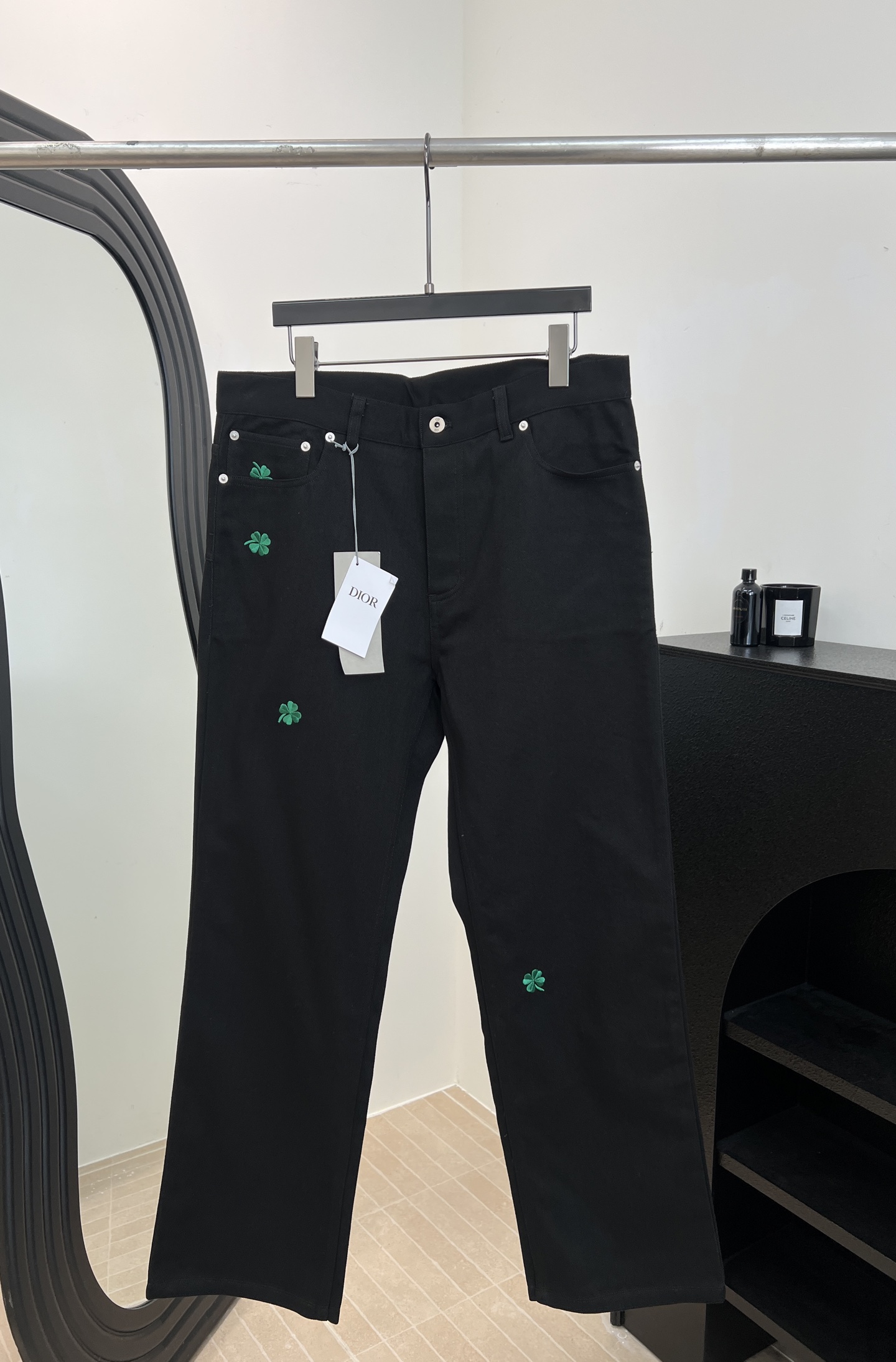 NO:716793,Men's Dior early spring new style straight-leg jeans, jeans made of black cotton twill fabric, metal buckle engraved with CD logo, green four-leaf clover embroidery embellishment, casual fit, size S M L XL,, dior, jeans,19860909男款Dior 早春新款 直筒牛仔裤、牛仔裤采用黑色棉质斜纹面料、镌刻有 CD 标志的金属扣、绿色四叶草刺绣点缀、休闲版型 码数S M L XL,,dior,jeans,,Women's clothing