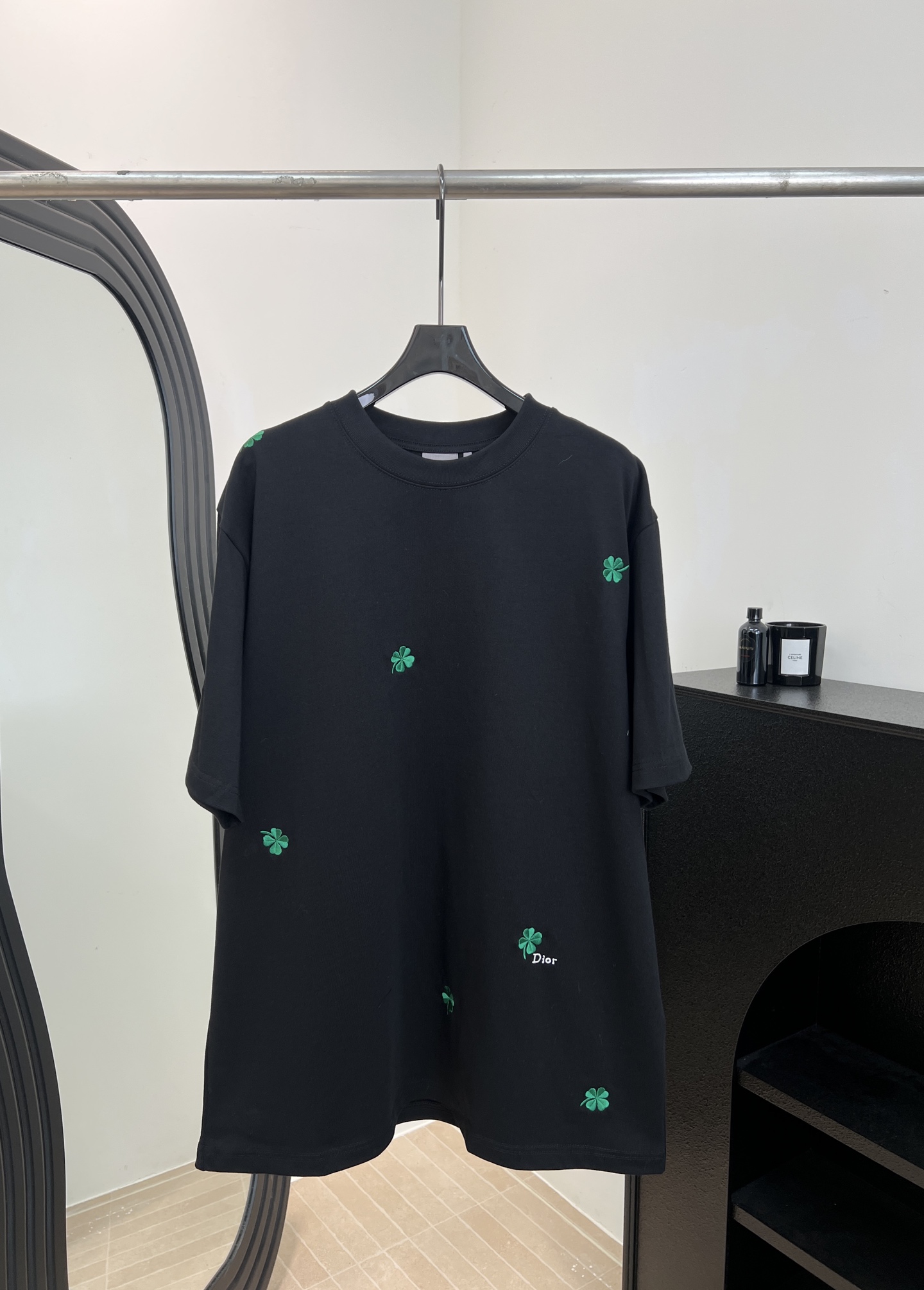 NO:716789,Dior's new early spring short-sleeved T-shirt with four-leaf clover embroidery, made of cotton fabric, embellished with green four-leaf clover embroidery, casual fit, same style for men and women, size S M L XL,, dior, T-shirt,19860909Dior 早春新款 四叶草刺绣短袖T、采用棉质面料、绿色四叶草刺绣点缀、休闲版型、男女同款 码数S M L XL,,dior,T-shirt,,Women's clothing
