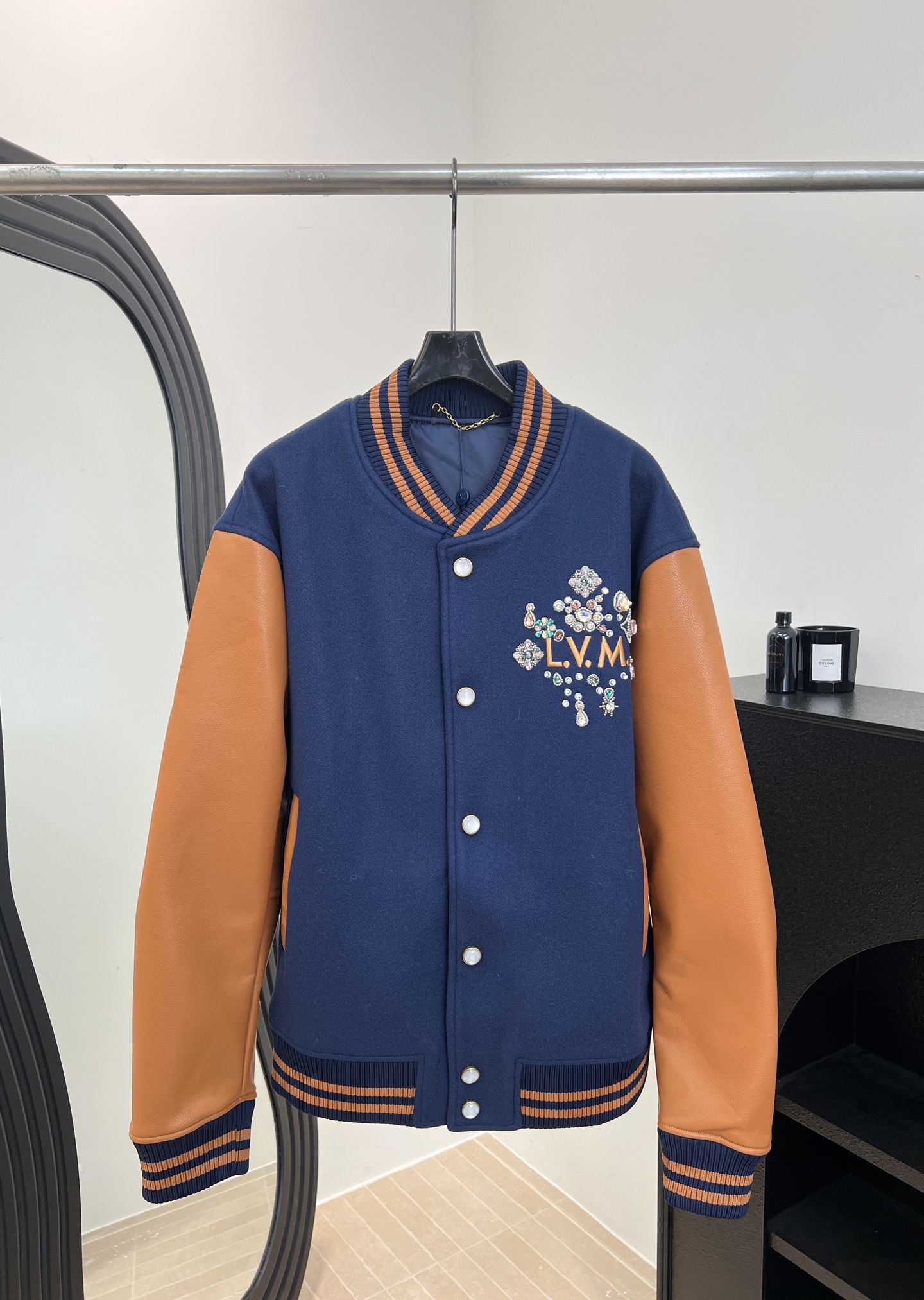 NO:717591,LouisVuitto* Louis early spring new style, lapel long-sleeved baseball tunic jacket, leather sleeves spliced with woolen body, contrasting L.V.M. letter print on the left chest, modern all-over monogram pattern on the back, colorful bright diamonds illuminated logo patches, interspersed with bright pearlescent buttons, striped ribbed hem and cuffs, loose fit, same size for men and women, size S M L XL,, louis vuitton, louis  vuitton,jackets & coats,19860909LouisVuitto* 路易 早春新款 翻领长袖棒球束腰夹克、皮革衣袖拼接毛呢衣身、左胸饰有撞色 L.V.M.字母印花、后背则缀以现代感的 满字母图案、彩色亮钻饰点亮标识贴饰、与莹亮珠光纽扣相互点缀、条纹罗纹下摆和袖口、宽松版型、男女同款 码数S M L XL,,louis vuitton,louis vuitton,jackets & coats,,Women's clothing