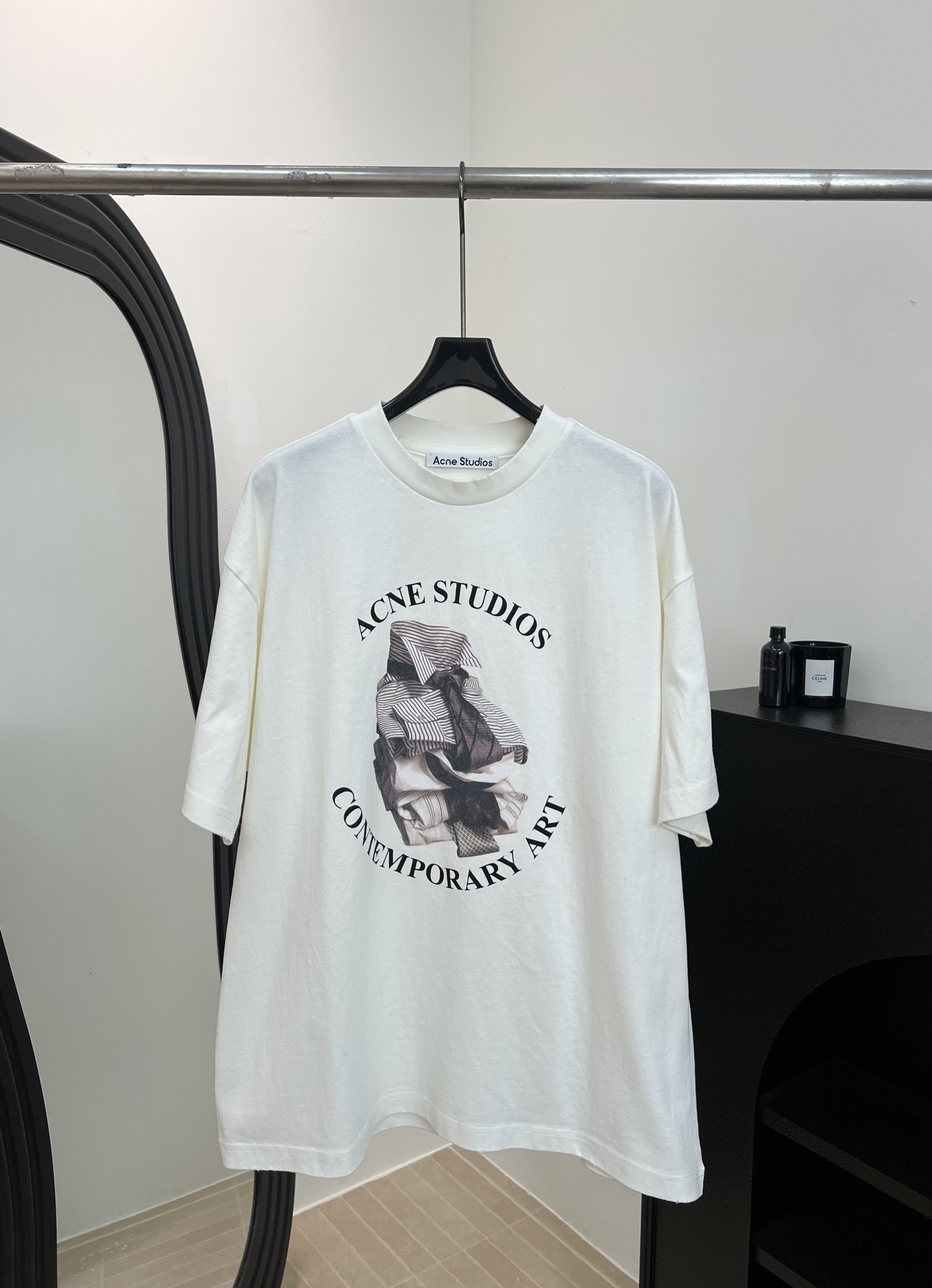 NO:716785,Acne Studios early spring new white printed short-sleeved T-shirt, made of pure cotton, thick and textured, 'CONTEMPORARYART' words + abstract pattern on the front, slightly distressed collar design, loose fit, size S M L,,acne studios,dior,T-shirt,tees,t-shirt,19860909Acne Studios 早春新款 白色印花短袖T恤、采用纯棉材质、厚实有质感、正面“CONTEMPORARYART”字样+抽象图案、领口微做旧设计、宽松版型 码数S M L,,acne studios,dior,T-shirt,tees，t-shirt,,Women's clothing