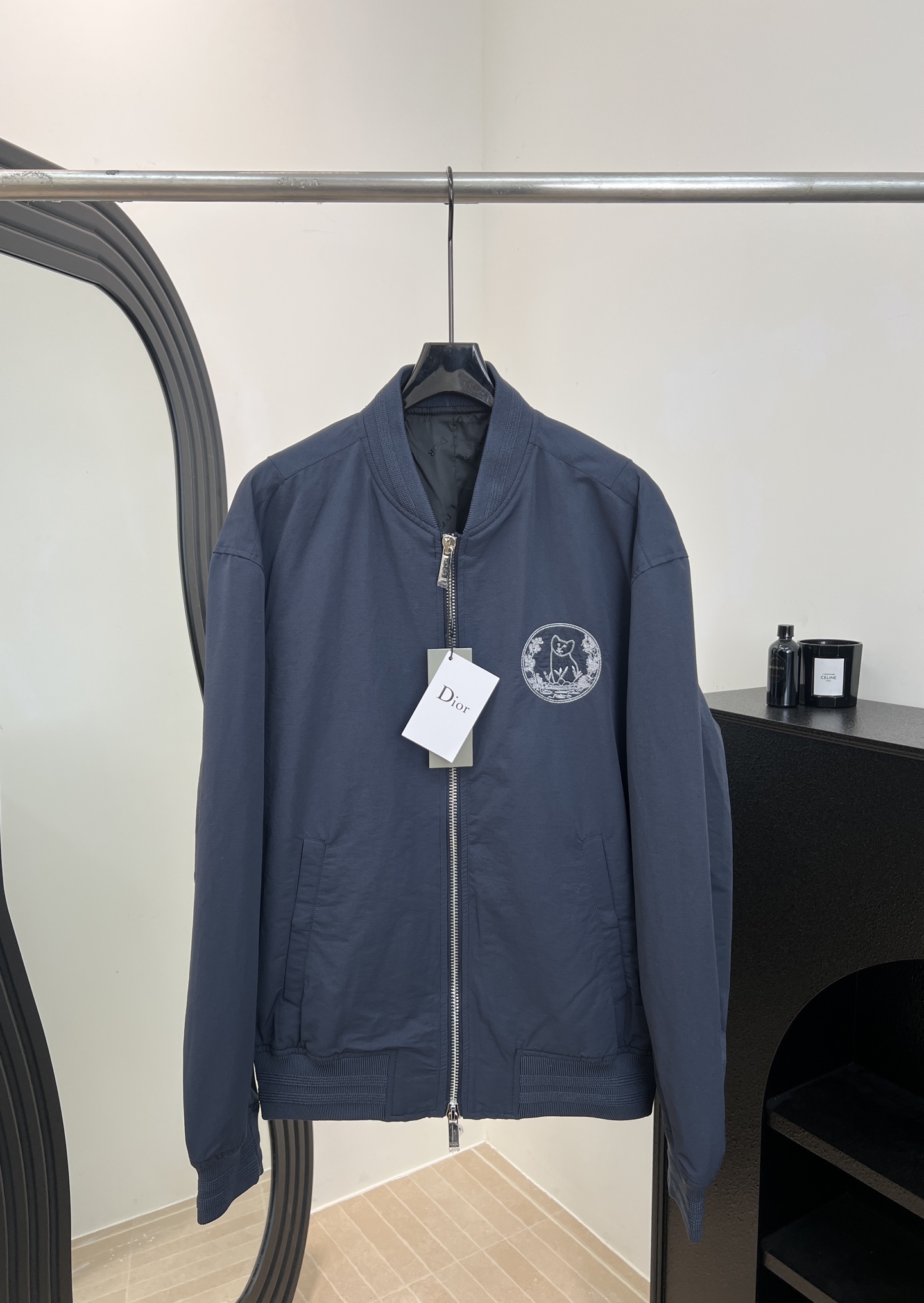 NO:716783,Dior's new early spring cat embroidered bomber jacket, dark blue cotton fabric, super recognizable cat embroidery on the chest, classic bomber jacket style, zipper opening cuffs and elastic hem design, casual fit, size S M L XL,, dior, jackets & coats,19860909Dior 早春新款 猫咪刺绣飞行员夹克、深蓝色棉质面料、胸前猫咪刺绣超有辨识度、经典飞行员夹克版型、拉链开合袖口和下摆松紧设计、休闲版型 码数S M L XL,,dior,jackets & coats,,Women's clothing