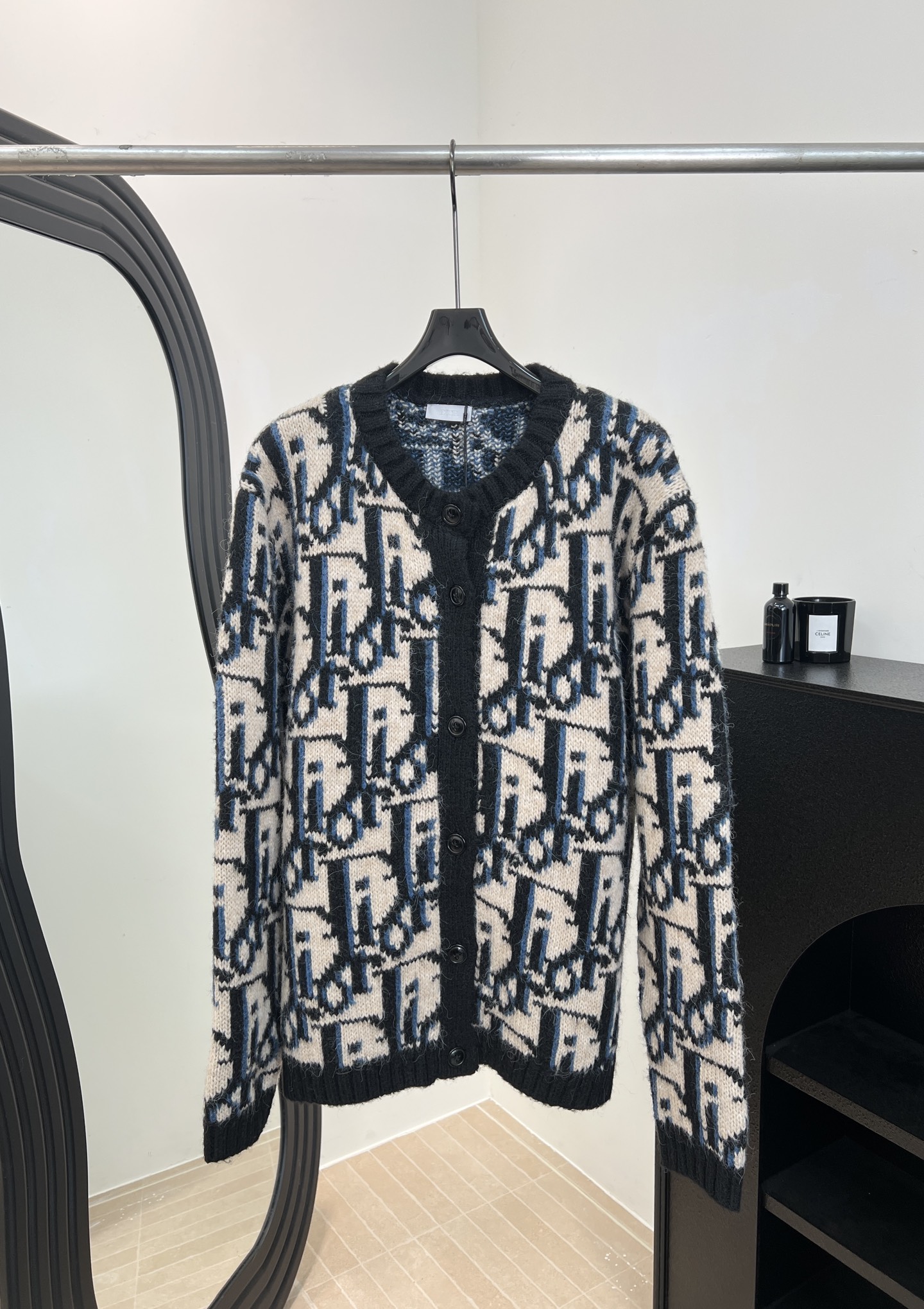 NO:716781,Dior's new early spring mohair knitted cardigan, classic Oblique jacquard design, mohair blended material is soft and warm, button placket, loose fit, same size for men and women, size S M L XL,, dior,19860909Dior 早春新款 马海毛针织开衫、经典Oblique提花设计、马海毛混纺材质柔软又保暖、纽扣开襟、宽松版型、男女同款 码数S M L XL,,dior,,Women's clothing