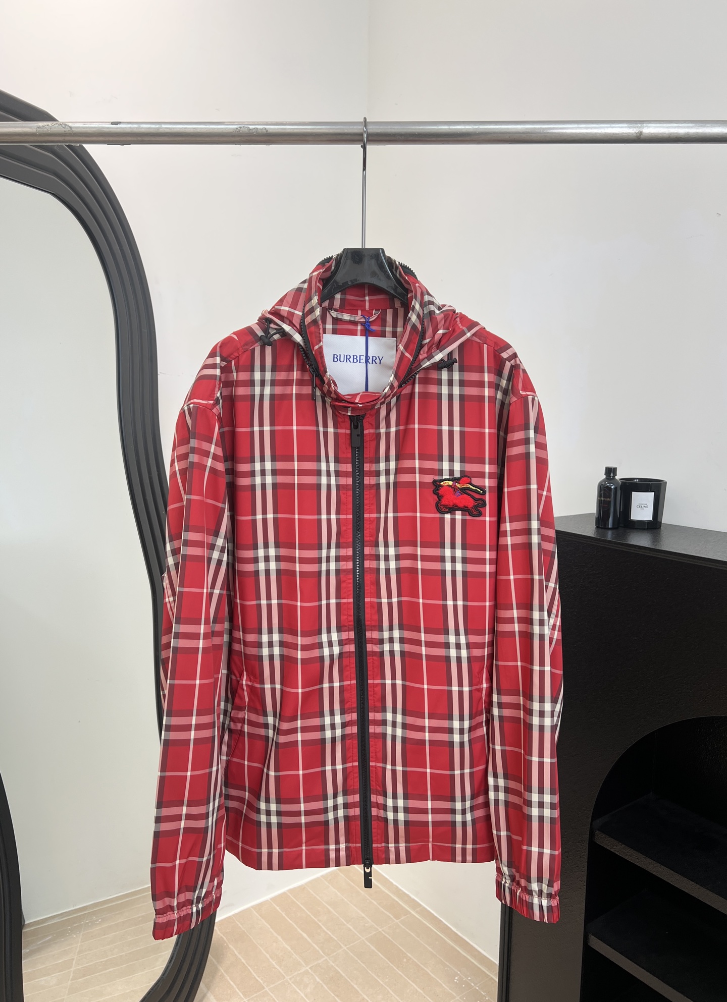 NO:737547,Burberry's new early spring new Year of the Horse limited red plaid jacket, classic plaid, EKD knight logo on the chest, metallic yarn details, lightweight fabric hood + drawstring design, casual fit, size S M L XL,,burberry,jackets & coats,hats,19860909Burberry 早春新款 马年限定红格纹外套、经典格纹、胸前EKD骑士徽标、金属纱线细节、轻量面料连帽+抽绳设计、休闲版型 码数S M L XL,,burberry,jackets & coats,hats,,Women's clothing